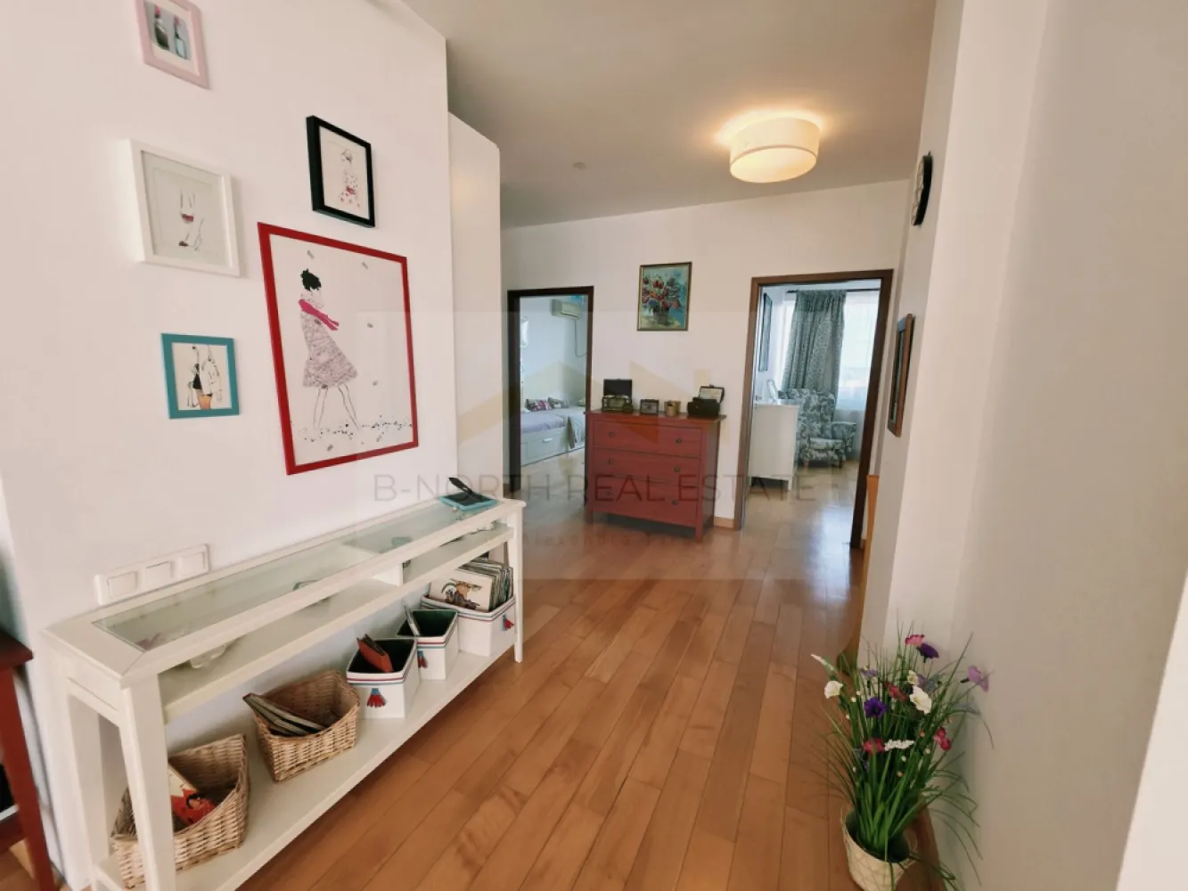 Penthouse 148mp cu terase75 mp și șemineu | Corbeanca - B-North Real Estate vă prezintă spre vânzare un penthouse cu suflet, view panoramic și terase generoase, situat în complexul rezidențial North Point Corbeanca, în Ostratu – un loc în care liniștea, natura și confortul se îmbină perfect cu accesul rapid către nordul Bucureștiului.
Sunt locuințe care se aleg pentru suprafață.
Și sunt locuințe care se simt din primul moment.
Acest penthouse face parte din a doua categorie: o locuință luminoasă, aerisită, cu spații generoase, șemineu, terase ample și o priveliște superbă, deschisă către natură. Este genul de apartament în care simți libertatea unei case, dar păstrezi confortul unui complex rezidențial închis.
Proprietatea este situată la etajul 4 al unui imobil cu lift și oferă o atmosferă rar întâlnită într-un apartament: multă lumină naturală, intimitate, vedere panoramică și zone de relaxare atât la interior, cât și la exterior.
Locuința dispune de aproximativ 148 mp interiori, completați de aproximativ 75 mp de terase, perfecte pentru cafeaua de dimineață, seri liniștite, plante, zonă de lounge sau mese în aer liber cu vedere deschisă.
Zona de zi este unul dintre cele mai frumoase puncte ale proprietății: living amplu, dining luminos, șemineu și acces către terase. Este un spațiu cald și primitor, potrivit pentru familie, seri cu prietenii sau momente de liniște acasă, departe de agitația orașului.
Se vinde mobilat și utilat, cu electrocasnice incluse, oferind o bază foarte bună pentru o locuință spectaculoasă, care poate fi ușor personalizată de viitorul proprietar.
Compartimentarea include:
living generos cu acces către terasă
zonă de dining cu vedere panoramică
bucătărie separată, mobilată și utilată
2 dormitoare,2 băi,spații de depozitare,șemineu,terase ample, cu priveliște deschisă,loc de parcare inclus
Complexul North Point Corbeanca este un complex rezidențial închis, cu acces securizat cu barieră, loc de joacă pentru copii, spații verzi și o frumoasă alee de platani la intrare. Atmosfera este una elegantă, aerisită și relaxată – ideală pentru familii, pentru persoane care lucrează de acasă sau pentru cei care își doresc să locuiască aproape de natură, dar nu izolați.
Poziționarea este un avantaj important. Deși te bucuri de liniște, aer curat și intimitate, ai acces rapid către punctele importante din nordul Capitalei:
aproximativ 10-15 minute până la Aeroportul Otopeni
aproximativ 10-15 minute până la Therme București
aproximativ 15-20 minute până la Băneasa Shopping City și zona comercială Băneasa
aproximativ 25-35 minute până în nordul Bucureștiului, în funcție de trafic
În apropiere se regăsesc supermarketuri, restaurante, grădinițe, școli, centre comerciale și zone de relaxare, păstrând în același timp sentimentul de retragere într-o zonă verde și liniștită.
Acest penthouse este o alegere excelentă pentru cei care caută mai mult decât un apartament: caută spațiu, lumină, terase, view, siguranță și o atmosferă de acasă.