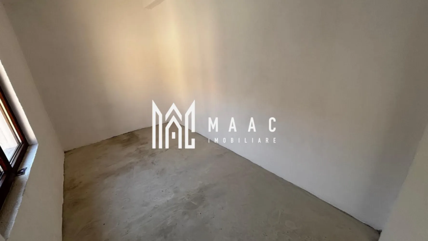 Apartament la casă | 2 camere | Curte comună | Piața Cluj - Maac Imobiliare prezintă un apartament la casă, situat în zona Piața Cluj, ideal pentru cei care caută liniște și acces la curte, într-o zonă bine conectată la oraș. Proprietatea dispune de o suprafață utilă de 35 mp și este compartimentată eficient în 2 camere, bucătărie și baie, oferind un spațiu practic și ușor de personalizat. Imobilul beneficiază de curte comună, potrivită pentru relaxare sau petrecerea timpului în aer liber, împărțită cu ceilalți locatari. În plus, proprietatea include o cotă parte de teren de 72 mp, cu posibilitate de mansardare, existând certificat de urbanism în acest sens. Apartamentul este bine întreținut și reprezintă o oportunitate excelentă atât pentru locuință personală, cât și pentru investiție. Zona oferă acces facil către Piața Cluj, magazine, școli și mijloace de transport în comun. Pentru mai multe detalii sau pentru a programa o vizionare, vă rugăm să ne contactați! ID CP2972822 }}