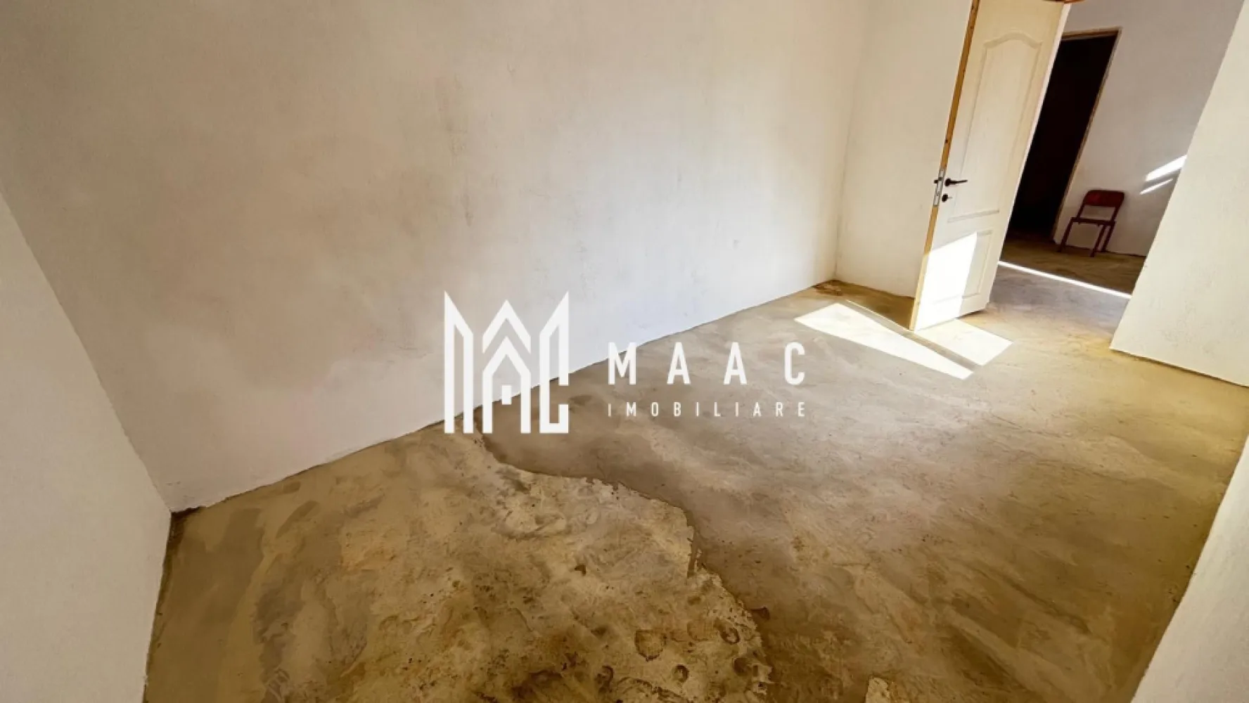 Apartament la casă | 2 camere | Curte comună | Piața Cluj - Maac Imobiliare prezintă un apartament la casă, situat în zona Piața Cluj, ideal pentru cei care caută liniște și acces la curte, într-o zonă bine conectată la oraș. Proprietatea dispune de o suprafață utilă de 35 mp și este compartimentată eficient în 2 camere, bucătărie și baie, oferind un spațiu practic și ușor de personalizat. Imobilul beneficiază de curte comună, potrivită pentru relaxare sau petrecerea timpului în aer liber, împărțită cu ceilalți locatari. În plus, proprietatea include o cotă parte de teren de 72 mp, cu posibilitate de mansardare, existând certificat de urbanism în acest sens. Apartamentul este bine întreținut și reprezintă o oportunitate excelentă atât pentru locuință personală, cât și pentru investiție. Zona oferă acces facil către Piața Cluj, magazine, școli și mijloace de transport în comun. Pentru mai multe detalii sau pentru a programa o vizionare, vă rugăm să ne contactați! ID CP2972822 }}