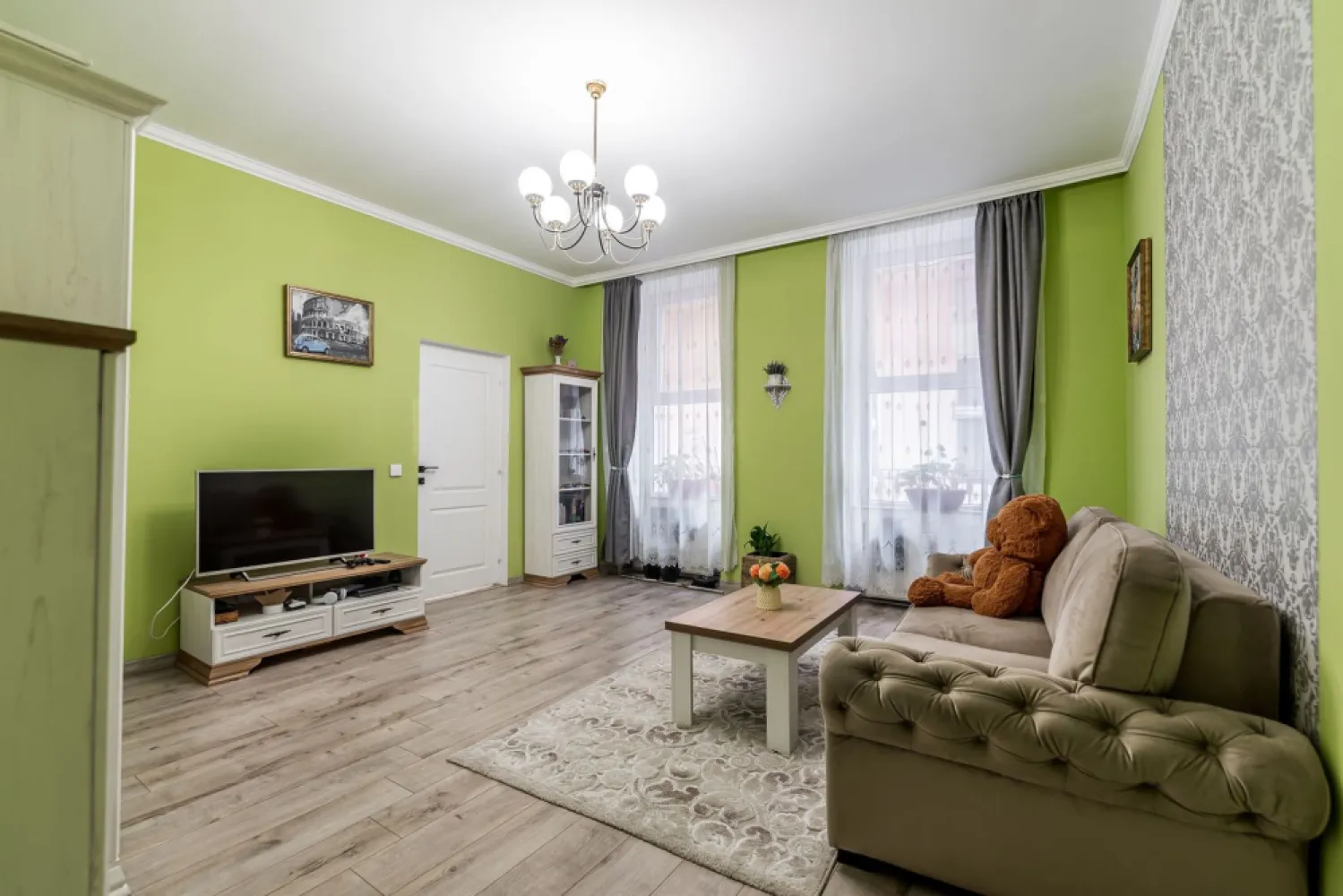 PREȚ NOU: 89.900 € | Ultracentral | 2 camere | etaj 1/2 | renovat - Apartament 2 camere – Ultracentral | Etaj 1/2 📐 61 mp utili • 2 camere + bucătărie + baie • hol mansardat pentru depozitare suplimentară • se vinde mobilat și utilat (inclusiv mașină de spălat vase) • bonus rar în centru: depozitare la etaj + boxă la subsol ✅ Detalii care îți dau confort și siguranță: • clădire cu fațadă și acoperiș renovate în 2025 • instalație electrică nouă, siguranțe separate • centrală proprie + țevi de cupru • ferestre termopan • sistem de supraveghere video 📍 Ultracentral = acces imediat la transport public, instituții, restaurante, zone pietonale și servicii esențiale. Ideal pentru locuit sau investiție (cerere constantă în zonă). 💶 Preț repoziționat: 89.900 € 🚫 Comision 0% 📞 Pentru detalii și vizionare: Mihai Molnar – 0761 899 230 (telefon/WhatsApp) 💳 Finanțare: oferte gratuite de la 16 bănci 🏡 Evaluare gratuită dacă vinzi în Arad 🏢 ACASĂ | Bd. Decebal 2, Arad }}