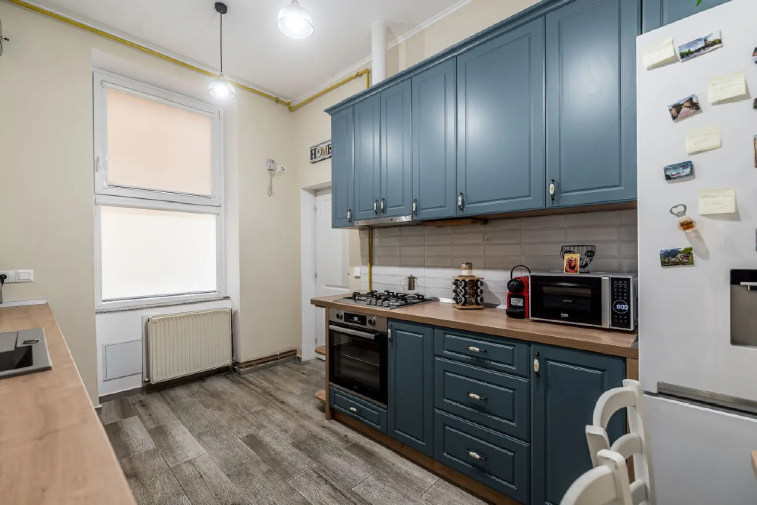 PREȚ NOU: 89.900 € | Ultracentral | 2 camere | etaj 1/2 | renovat - Apartament 2 camere – Ultracentral | Etaj 1/2 📐 61 mp utili • 2 camere + bucătărie + baie • hol mansardat pentru depozitare suplimentară • se vinde mobilat și utilat (inclusiv mașină de spălat vase) • bonus rar în centru: depozitare la etaj + boxă la subsol ✅ Detalii care îți dau confort și siguranță: • clădire cu fațadă și acoperiș renovate în 2025 • instalație electrică nouă, siguranțe separate • centrală proprie + țevi de cupru • ferestre termopan • sistem de supraveghere video 📍 Ultracentral = acces imediat la transport public, instituții, restaurante, zone pietonale și servicii esențiale. Ideal pentru locuit sau investiție (cerere constantă în zonă). 💶 Preț repoziționat: 89.900 € 🚫 Comision 0% 📞 Pentru detalii și vizionare: Mihai Molnar – 0761 899 230 (telefon/WhatsApp) 💳 Finanțare: oferte gratuite de la 16 bănci 🏡 Evaluare gratuită dacă vinzi în Arad 🏢 ACASĂ | Bd. Decebal 2, Arad }}