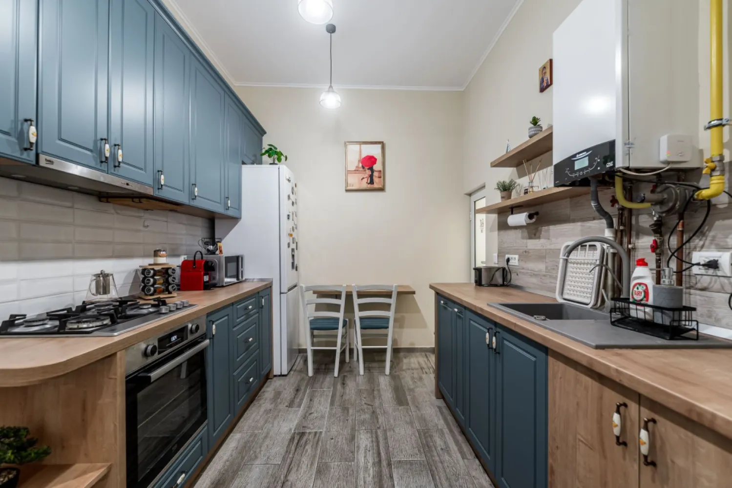 PREȚ NOU: 89.900 € | Ultracentral | 2 camere | etaj 1/2 | renovat - Apartament 2 camere – Ultracentral | Etaj 1/2 📐 61 mp utili • 2 camere + bucătărie + baie • hol mansardat pentru depozitare suplimentară • se vinde mobilat și utilat (inclusiv mașină de spălat vase) • bonus rar în centru: depozitare la etaj + boxă la subsol ✅ Detalii care îți dau confort și siguranță: • clădire cu fațadă și acoperiș renovate în 2025 • instalație electrică nouă, siguranțe separate • centrală proprie + țevi de cupru • ferestre termopan • sistem de supraveghere video 📍 Ultracentral = acces imediat la transport public, instituții, restaurante, zone pietonale și servicii esențiale. Ideal pentru locuit sau investiție (cerere constantă în zonă). 💶 Preț repoziționat: 89.900 € 🚫 Comision 0% 📞 Pentru detalii și vizionare: Mihai Molnar – 0761 899 230 (telefon/WhatsApp) 💳 Finanțare: oferte gratuite de la 16 bănci 🏡 Evaluare gratuită dacă vinzi în Arad 🏢 ACASĂ | Bd. Decebal 2, Arad }}