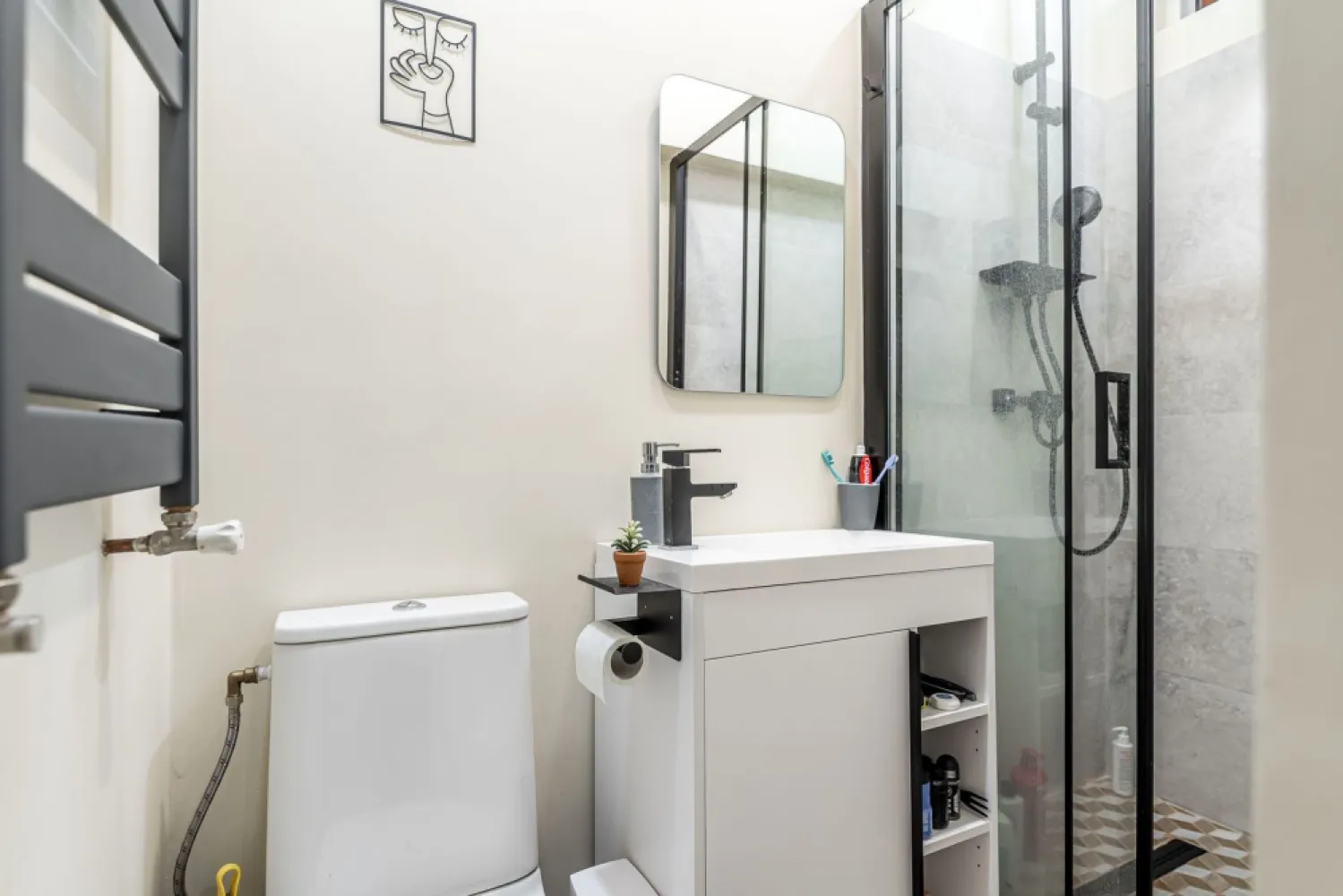 PREȚ NOU: 89.900 € | Ultracentral | 2 camere | etaj 1/2 | renovat - Apartament 2 camere – Ultracentral | Etaj 1/2 📐 61 mp utili • 2 camere + bucătărie + baie • hol mansardat pentru depozitare suplimentară • se vinde mobilat și utilat (inclusiv mașină de spălat vase) • bonus rar în centru: depozitare la etaj + boxă la subsol ✅ Detalii care îți dau confort și siguranță: • clădire cu fațadă și acoperiș renovate în 2025 • instalație electrică nouă, siguranțe separate • centrală proprie + țevi de cupru • ferestre termopan • sistem de supraveghere video 📍 Ultracentral = acces imediat la transport public, instituții, restaurante, zone pietonale și servicii esențiale. Ideal pentru locuit sau investiție (cerere constantă în zonă). 💶 Preț repoziționat: 89.900 € 🚫 Comision 0% 📞 Pentru detalii și vizionare: Mihai Molnar – 0761 899 230 (telefon/WhatsApp) 💳 Finanțare: oferte gratuite de la 16 bănci 🏡 Evaluare gratuită dacă vinzi în Arad 🏢 ACASĂ | Bd. Decebal 2, Arad }}