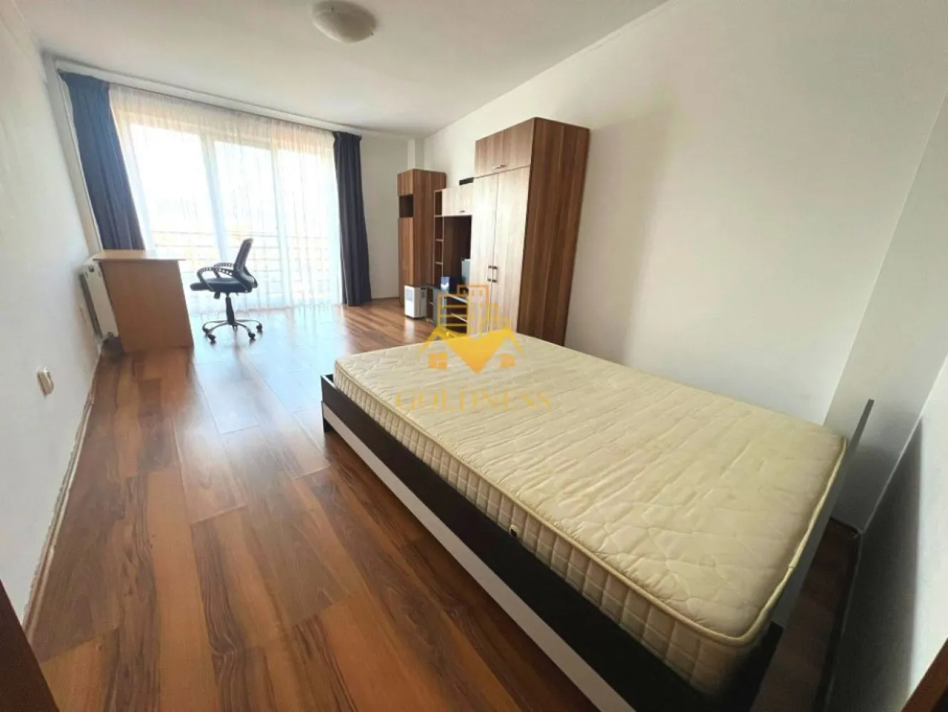 1 camera, Semicentral, Platinia, USAMV, UMF, Calea Motilor - GOLDNESS Imobiliare vă propune spre vanzare un apartament cu 1 cameră decomandat, complet mobilat și utilat, la etajul 6  într-un imobil de 7 etaje, Zona Semicentrala, Calea Motilor.  Se află în apropierea stațiilor de transport în comun, magazine, restaurante, spații verzi, farmacii, etc.   Apartamentul este compartimentat astfel:  - dormitor cu pat matrimonial, dressing, TV , birou  - bucatarie complet utilată și mobilată, canapea extensibilă, loc de servit masa, TV.  - baie cu cadă, calorifer port prosop și dulap pentru depozitare.   Imobilul este dotat cu toate cele necesare- centrală proprie, frigider, aragaz, hotă, mașină de spălat haine,   etc.  Dacă sunteți interesați de acest apartament și doriți să îl vizionați, dar și pentru alte oferte nu ezitați să ne contactați telefonic sau prin e-mail. Vă stăm la dispoziție! Pentru intermediere se percepe un comision de 2% din prețul vanzarii! }}