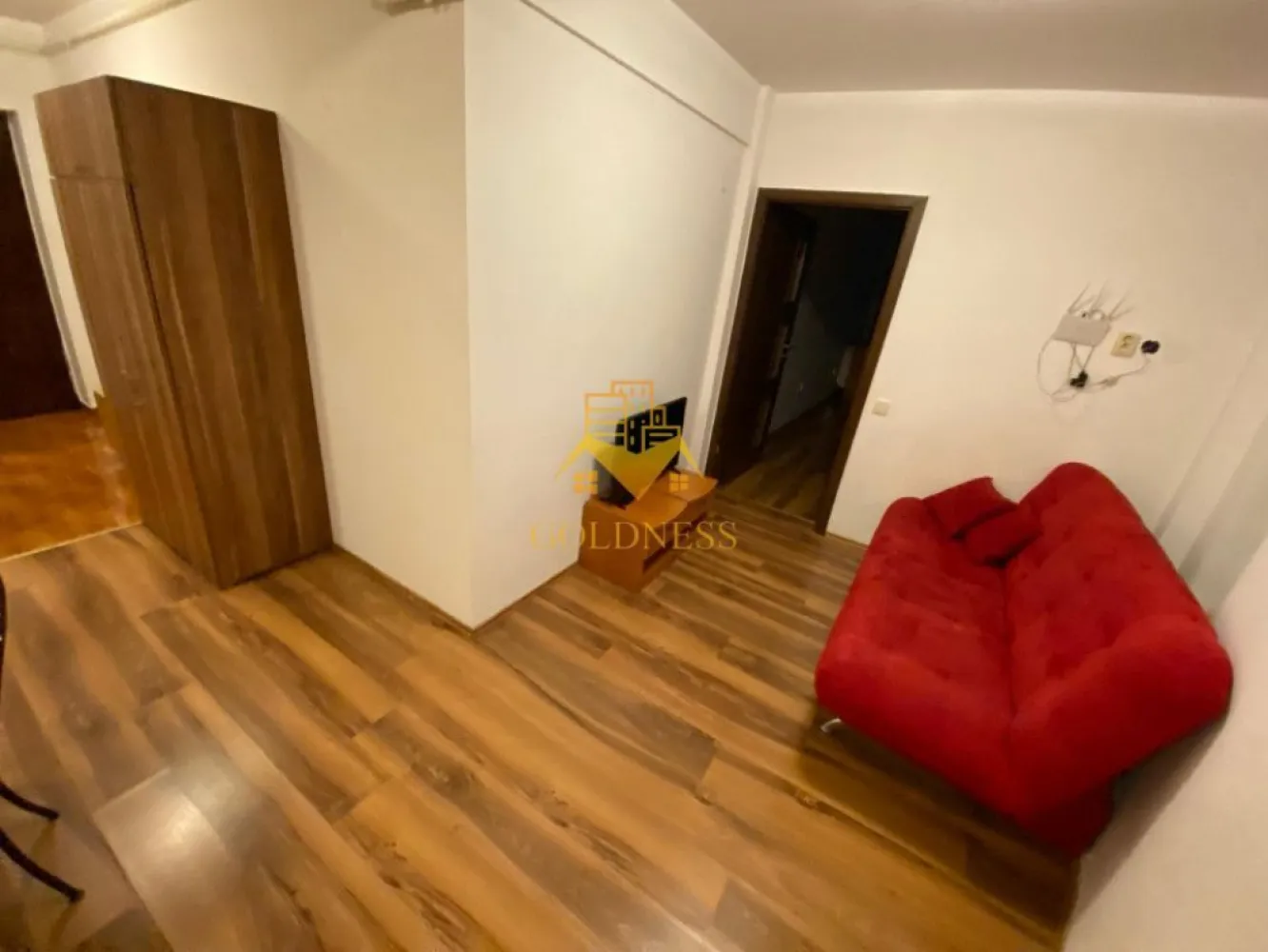 1 camera, Semicentral, Platinia, USAMV, UMF, Calea Motilor - GOLDNESS Imobiliare vă propune spre vanzare un apartament cu 1 cameră decomandat, complet mobilat și utilat, la etajul 6  într-un imobil de 7 etaje, Zona Semicentrala, Calea Motilor.  Se află în apropierea stațiilor de transport în comun, magazine, restaurante, spații verzi, farmacii, etc.   Apartamentul este compartimentat astfel:  - dormitor cu pat matrimonial, dressing, TV , birou  - bucatarie complet utilată și mobilată, canapea extensibilă, loc de servit masa, TV.  - baie cu cadă, calorifer port prosop și dulap pentru depozitare.   Imobilul este dotat cu toate cele necesare- centrală proprie, frigider, aragaz, hotă, mașină de spălat haine,   etc.  Dacă sunteți interesați de acest apartament și doriți să îl vizionați, dar și pentru alte oferte nu ezitați să ne contactați telefonic sau prin e-mail. Vă stăm la dispoziție! Pentru intermediere se percepe un comision de 2% din prețul vanzarii! }}