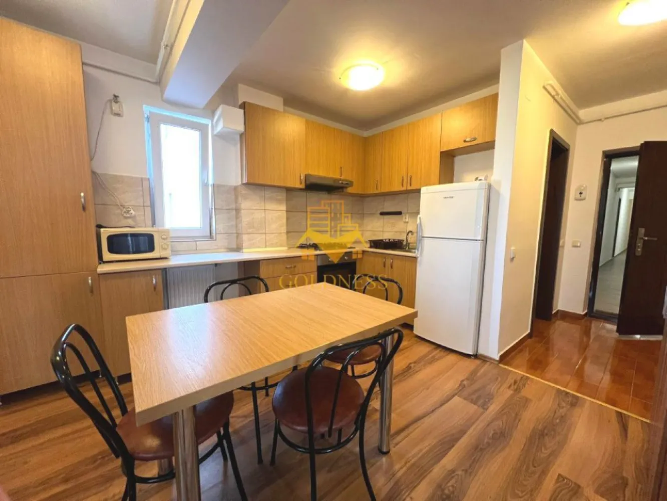 1 camera, Semicentral, Platinia, USAMV, UMF, Calea Motilor - GOLDNESS Imobiliare vă propune spre vanzare un apartament cu 1 cameră decomandat, complet mobilat și utilat, la etajul 6  într-un imobil de 7 etaje, Zona Semicentrala, Calea Motilor.  Se află în apropierea stațiilor de transport în comun, magazine, restaurante, spații verzi, farmacii, etc.   Apartamentul este compartimentat astfel:  - dormitor cu pat matrimonial, dressing, TV , birou  - bucatarie complet utilată și mobilată, canapea extensibilă, loc de servit masa, TV.  - baie cu cadă, calorifer port prosop și dulap pentru depozitare.   Imobilul este dotat cu toate cele necesare- centrală proprie, frigider, aragaz, hotă, mașină de spălat haine,   etc.  Dacă sunteți interesați de acest apartament și doriți să îl vizionați, dar și pentru alte oferte nu ezitați să ne contactați telefonic sau prin e-mail. Vă stăm la dispoziție! Pentru intermediere se percepe un comision de 2% din prețul vanzarii! }}