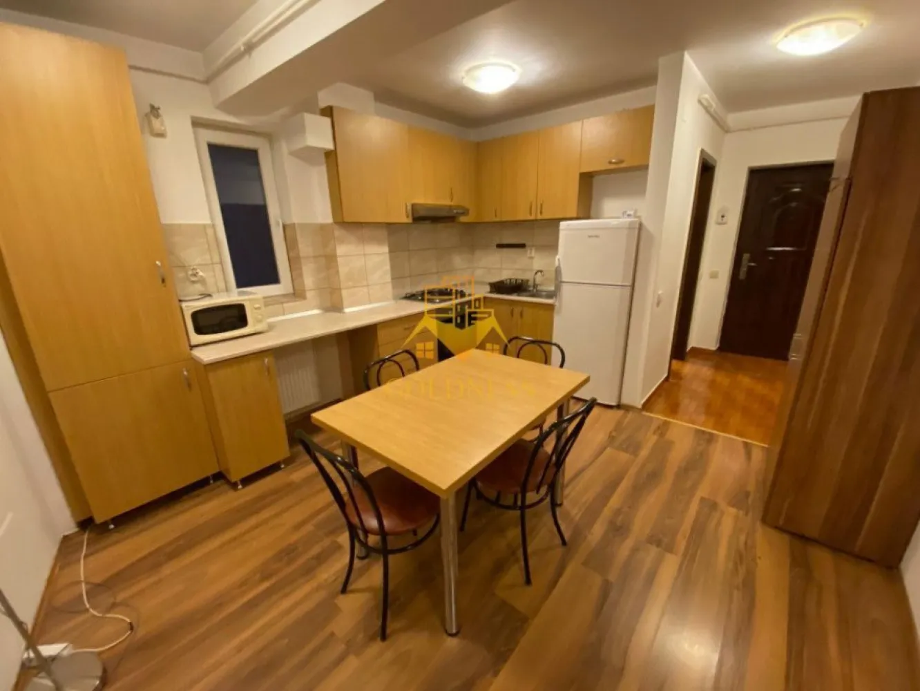 1 camera, Semicentral, Platinia, USAMV, UMF, Calea Motilor - GOLDNESS Imobiliare vă propune spre vanzare un apartament cu 1 cameră decomandat, complet mobilat și utilat, la etajul 6  într-un imobil de 7 etaje, Zona Semicentrala, Calea Motilor.  Se află în apropierea stațiilor de transport în comun, magazine, restaurante, spații verzi, farmacii, etc.   Apartamentul este compartimentat astfel:  - dormitor cu pat matrimonial, dressing, TV , birou  - bucatarie complet utilată și mobilată, canapea extensibilă, loc de servit masa, TV.  - baie cu cadă, calorifer port prosop și dulap pentru depozitare.   Imobilul este dotat cu toate cele necesare- centrală proprie, frigider, aragaz, hotă, mașină de spălat haine,   etc.  Dacă sunteți interesați de acest apartament și doriți să îl vizionați, dar și pentru alte oferte nu ezitați să ne contactați telefonic sau prin e-mail. Vă stăm la dispoziție! Pentru intermediere se percepe un comision de 2% din prețul vanzarii! }}