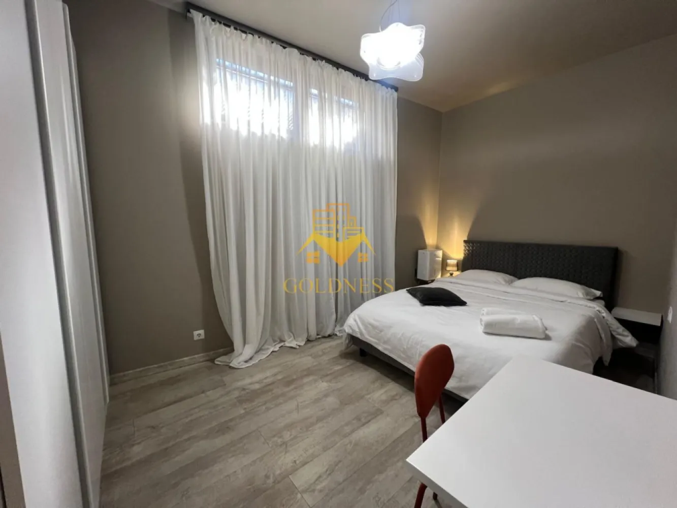 2 camere, Parcare, Centru, Piata Muzeului, Piata Unirii, Memo, UMF - GOLDNESS Imobiliare vă propune spre închiriere un apartament cu 2 camere open-space complet mobilat și utilat, la demisol într-un imobil de 2 etaje, în zona ultracentrala, la 15 min de UMF, 5 minute de Piata Unirii, strada Paul Chinezu. Se poate inchiria un loc de parcare in curtea interioara cu 50euro. GARANȚIE: se percep 2 garanții, cu posibilitatea plății eșalonat în 2/3 luni. Apartamentul este compartimentat astfel: - dormitor cu pat matrimonial, dressing, noptiere, birou. - living cu bucatarie open-space complet utilată si mobilata, canapea extensibla, loc de servit masa - baie cu dus walk-in, calorifer port prosop inox și dulap pentru depozitare. Imobilul este dotat cu toate cele necesare- termoficare, mașină de spălat haine, frigider, plită electrică, masina de spalat vase, hotă, TV, AC, etc. Se află în apropierea stațiilor de transport în comun, magazine, restaurante, spații verzi, farmacii, etc. Dacă sunteți interesați de acest apartament și doriți să îl vizionați, dar și pentru alte oferte sau detalii nu ezitați să ne contactați telefonic sau prin e-mail - goldnessimobiliare@gmail.com. Vă stăm la dispoziție! Pentru intermediere se percepe un comision de 75% din prețul chiriei! }}