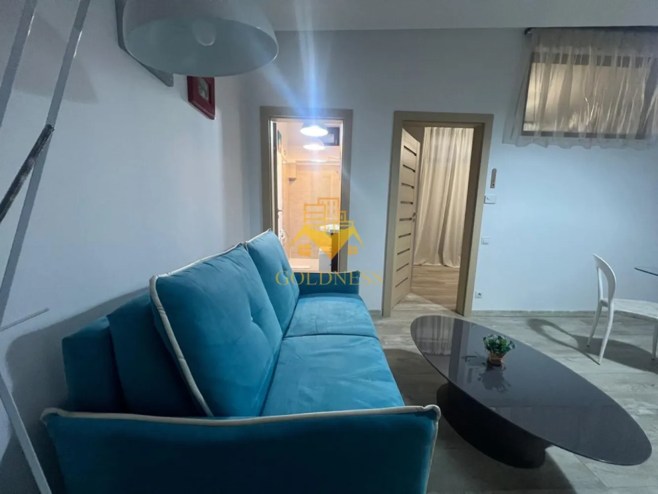 2 camere, Parcare, Centru, Piata Muzeului, Piata Unirii, Memo, UMF - GOLDNESS Imobiliare vă propune spre închiriere un apartament cu 2 camere open-space complet mobilat și utilat, la demisol într-un imobil de 2 etaje, în zona ultracentrala, la 15 min de UMF, 5 minute de Piata Unirii, strada Paul Chinezu. Se poate inchiria un loc de parcare in curtea interioara cu 50euro. GARANȚIE: se percep 2 garanții, cu posibilitatea plății eșalonat în 2/3 luni. Apartamentul este compartimentat astfel: - dormitor cu pat matrimonial, dressing, noptiere, birou. - living cu bucatarie open-space complet utilată si mobilata, canapea extensibla, loc de servit masa - baie cu dus walk-in, calorifer port prosop inox și dulap pentru depozitare. Imobilul este dotat cu toate cele necesare- termoficare, mașină de spălat haine, frigider, plită electrică, masina de spalat vase, hotă, TV, AC, etc. Se află în apropierea stațiilor de transport în comun, magazine, restaurante, spații verzi, farmacii, etc. Dacă sunteți interesați de acest apartament și doriți să îl vizionați, dar și pentru alte oferte sau detalii nu ezitați să ne contactați telefonic sau prin e-mail - goldnessimobiliare@gmail.com. Vă stăm la dispoziție! Pentru intermediere se percepe un comision de 75% din prețul chiriei! }}