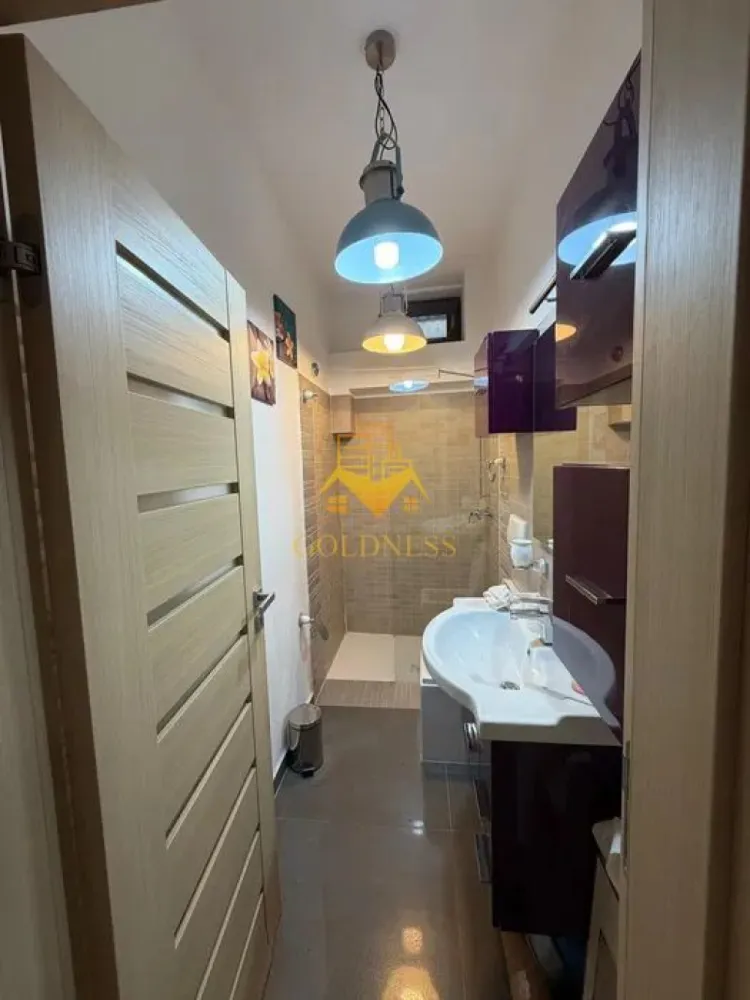 2 camere, Parcare, Centru, Piata Muzeului, Piata Unirii, Memo, UMF - GOLDNESS Imobiliare vă propune spre închiriere un apartament cu 2 camere open-space complet mobilat și utilat, la demisol într-un imobil de 2 etaje, în zona ultracentrala, la 15 min de UMF, 5 minute de Piata Unirii, strada Paul Chinezu. Se poate inchiria un loc de parcare in curtea interioara cu 50euro. GARANȚIE: se percep 2 garanții, cu posibilitatea plății eșalonat în 2/3 luni. Apartamentul este compartimentat astfel: - dormitor cu pat matrimonial, dressing, noptiere, birou. - living cu bucatarie open-space complet utilată si mobilata, canapea extensibla, loc de servit masa - baie cu dus walk-in, calorifer port prosop inox și dulap pentru depozitare. Imobilul este dotat cu toate cele necesare- termoficare, mașină de spălat haine, frigider, plită electrică, masina de spalat vase, hotă, TV, AC, etc. Se află în apropierea stațiilor de transport în comun, magazine, restaurante, spații verzi, farmacii, etc. Dacă sunteți interesați de acest apartament și doriți să îl vizionați, dar și pentru alte oferte sau detalii nu ezitați să ne contactați telefonic sau prin e-mail - goldnessimobiliare@gmail.com. Vă stăm la dispoziție! Pentru intermediere se percepe un comision de 75% din prețul chiriei! }}