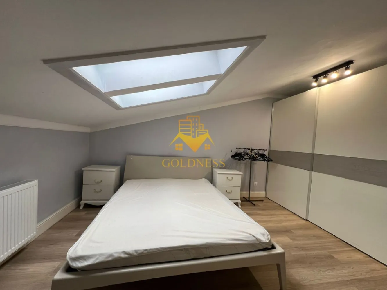 2 camere, modern, FSEGA, Iulius Mall, Panemar, Gheorgheni,Pet Friendly - GOLDNESS Imobiliare vă propune spre închiriere un apartament cu 2 camere open-space complet mobilat și utilat, la etajul 4 într-un imobil de 4 etaje, în cartierul Gheorgheni, la 5 minute de FSEGA, Strada Vaida Voevod, langa Panemar. Se percep 2 luni de garantie care se pot plati esalonat in 2-3 luni! Apartamentul este compartimentat astfel: - dormitor cu pat matrimonial, dressing, noptiere - living cu bucatarie open-space complet utilată, canapea extensibilă, loc de servit masa - baie cu cabina de dus, calorifer port prosop inox și dulap pentru depozitare. Imobilul este dotat cu toate cele necesare- centrală proprie, mașină de spălat haine cu uscator, frigider, plită electrică, hotă, etc. Se află în apropierea stațiilor de transport în comun, magazine, restaurante, spații verzi, farmacii, etc. Posibilitate de parcare in zona! Dacă sunteți interesați de acest apartament și doriți să îl vizionați, dar și pentru alte oferte sau detalii nu ezitați să ne contactați telefonic sau prin e-mail - goldnessimobiliare@gmail.com. Vă stăm la dispoziție! Pentru intermediere se percepe un comision de 50% din valoarea chiriei! }}