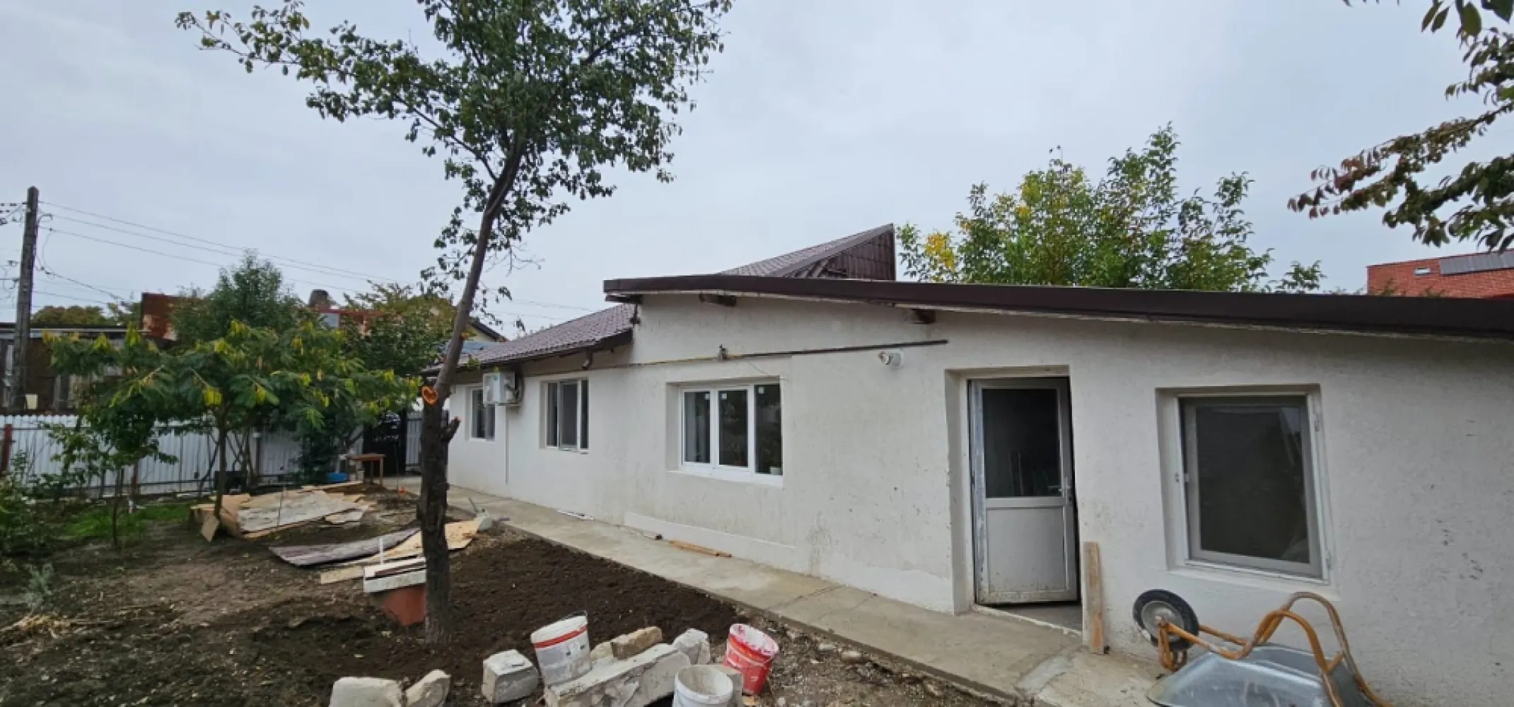 Casa centrala, recent reconsolidata – Strada Traian, Galati - MAG INVEST va propune spre vanzare o casa individuala, situata intr-una dintre cele mai apreciate zone ale orasului Galati – zona centrala, Strada Traian. Proprietatea a fost recent reconsolidata si renovata, oferind confortul unei locuinte moderne, pastrand in acelasi timp farmecul specific zonei istorice. Detalii tehnice: • Suprafata teren: 277 mp • Suprafata utila: 80,15 mp • Deschidere stradala: 13 ml • Clasa energetica: B • Constructie solida, reconsolidata si modernizata integral Compartimentare functionala: • Living spatios • 2 dormitoare luminoase • Bucatarie complet utilata • Baie moderna • Magazie – ideala pentru depozitare • Curte proprie, frumos amenajata, perfecta pentru relaxare si intimitate Avantaje: • Casa singur in curte – intimitate totala • Renovare completa – nu necesita investitii suplimentare • Amplasare excelenta, aproape de puncte de interes: scoli, magazine, transport public si zone comerciale Pret: 115.000 € (La care se adauga comisionul agentiei) Pentru detalii si programarea unei vizionari: Ene Marian – MAG INVEST ---- 0740 949 871 --- }}