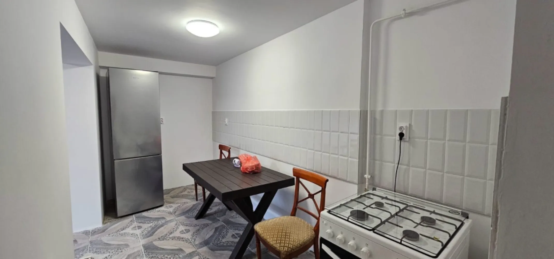 Casa centrala, recent reconsolidata – Strada Traian, Galati - MAG INVEST va propune spre vanzare o casa individuala, situata intr-una dintre cele mai apreciate zone ale orasului Galati – zona centrala, Strada Traian. Proprietatea a fost recent reconsolidata si renovata, oferind confortul unei locuinte moderne, pastrand in acelasi timp farmecul specific zonei istorice. Detalii tehnice: • Suprafata teren: 277 mp • Suprafata utila: 80,15 mp • Deschidere stradala: 13 ml • Clasa energetica: B • Constructie solida, reconsolidata si modernizata integral Compartimentare functionala: • Living spatios • 2 dormitoare luminoase • Bucatarie complet utilata • Baie moderna • Magazie – ideala pentru depozitare • Curte proprie, frumos amenajata, perfecta pentru relaxare si intimitate Avantaje: • Casa singur in curte – intimitate totala • Renovare completa – nu necesita investitii suplimentare • Amplasare excelenta, aproape de puncte de interes: scoli, magazine, transport public si zone comerciale Pret: 115.000 € (La care se adauga comisionul agentiei) Pentru detalii si programarea unei vizionari: Ene Marian – MAG INVEST ---- 0740 949 871 --- }}