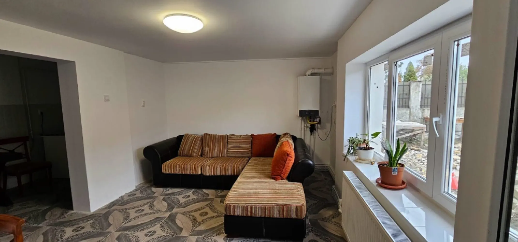 Casa centrala, recent reconsolidata – Strada Traian, Galati - MAG INVEST va propune spre vanzare o casa individuala, situata intr-una dintre cele mai apreciate zone ale orasului Galati – zona centrala, Strada Traian. Proprietatea a fost recent reconsolidata si renovata, oferind confortul unei locuinte moderne, pastrand in acelasi timp farmecul specific zonei istorice. Detalii tehnice: • Suprafata teren: 277 mp • Suprafata utila: 80,15 mp • Deschidere stradala: 13 ml • Clasa energetica: B • Constructie solida, reconsolidata si modernizata integral Compartimentare functionala: • Living spatios • 2 dormitoare luminoase • Bucatarie complet utilata • Baie moderna • Magazie – ideala pentru depozitare • Curte proprie, frumos amenajata, perfecta pentru relaxare si intimitate Avantaje: • Casa singur in curte – intimitate totala • Renovare completa – nu necesita investitii suplimentare • Amplasare excelenta, aproape de puncte de interes: scoli, magazine, transport public si zone comerciale Pret: 115.000 € (La care se adauga comisionul agentiei) Pentru detalii si programarea unei vizionari: Ene Marian – MAG INVEST ---- 0740 949 871 --- }}