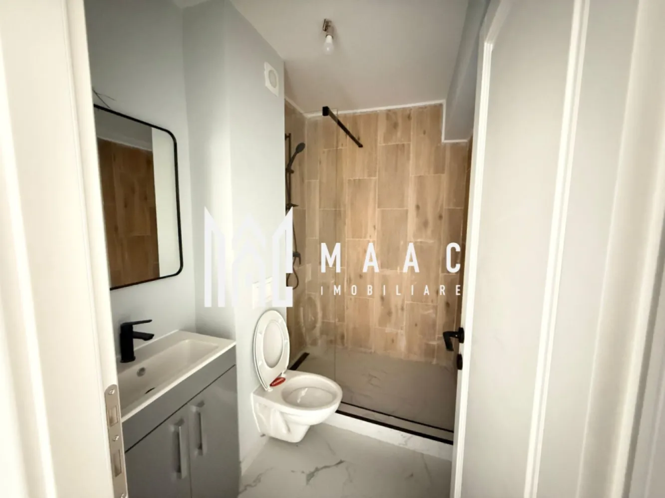 Apartament 2 camere | Lazaret | 42 mp | Bloc nou | Predare la cheie - MAAC Imobiliare vă propune spre vânzare un apartament modern cu 2 camere, situat în zona Lazaret, într-un imobil nou, amplasat într-un cartier liniștit, cu acces facil către magazine, transport public și puncte de interes. Apartamentul este finisat complet, nemobilat și pregătit pentru mutare imediată. Detalii ale apartamentului: -Suprafață utilă: 42 mp -Living open-space cu bucătărie, un spațiu luminos cu pardoseală în ton cald de lemn și plăci ceramice tip marmură în zona de bucătărie. . -Dormitor spatios și luminos, cu parchet în nuanțe naturale și ferestre mari ce oferă lumină abundentă și o priveliște deschisă. -Baie modernă, dotată cu cabină de duș tip walk-in -Predare la cheie, cu finisaje din materiale de calitate. -Apartamentul este nemobilat, oferind libertate totală în amenajare. Detalii despre clădire: -Construcție nouă, realizată la standarde actuale -Spații comune curate și bine întreținute -Zonă liniștită și aerisită -Parcare Avantaje: -Finisaje moderne, atent alese -Priveliște deschisă către munți, vizibilă din living și dormitor -Aproape de stații de autobuz, magazine și alte facilități -Ideal pentru locuință personală sau investiție Pentru mai multe detalii sau pentru a programa o vizionare, te rugăm să ne contactezi, specificând ID: CP2830096 }}