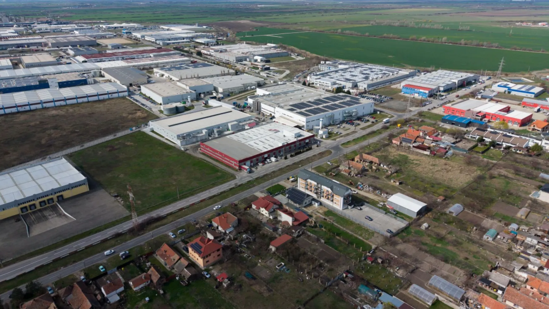 Teren 860 mp în Gai - Teren 860 mp în Gai Property Lab îți propune un teren intravilan cu o suprafață de 860 mp. Proprietatea este potrivită pentru construcția unei case, sau a unei hale industriale în urma obținerii PUZului necesar. Strada de acces este asfaltată și iluminată, iar toate utilitățile sunt în fața proprietății. Dacă iți dorești o vizionare sau mai multe informații, nu ezita să mă contactezi! Almira Boboc - Consultant Imobiliar PropertyLab Telefon: 0745 06 93 93 Email: almira.boboc@propertylab.ro Cod Proprietate 2894389 }}