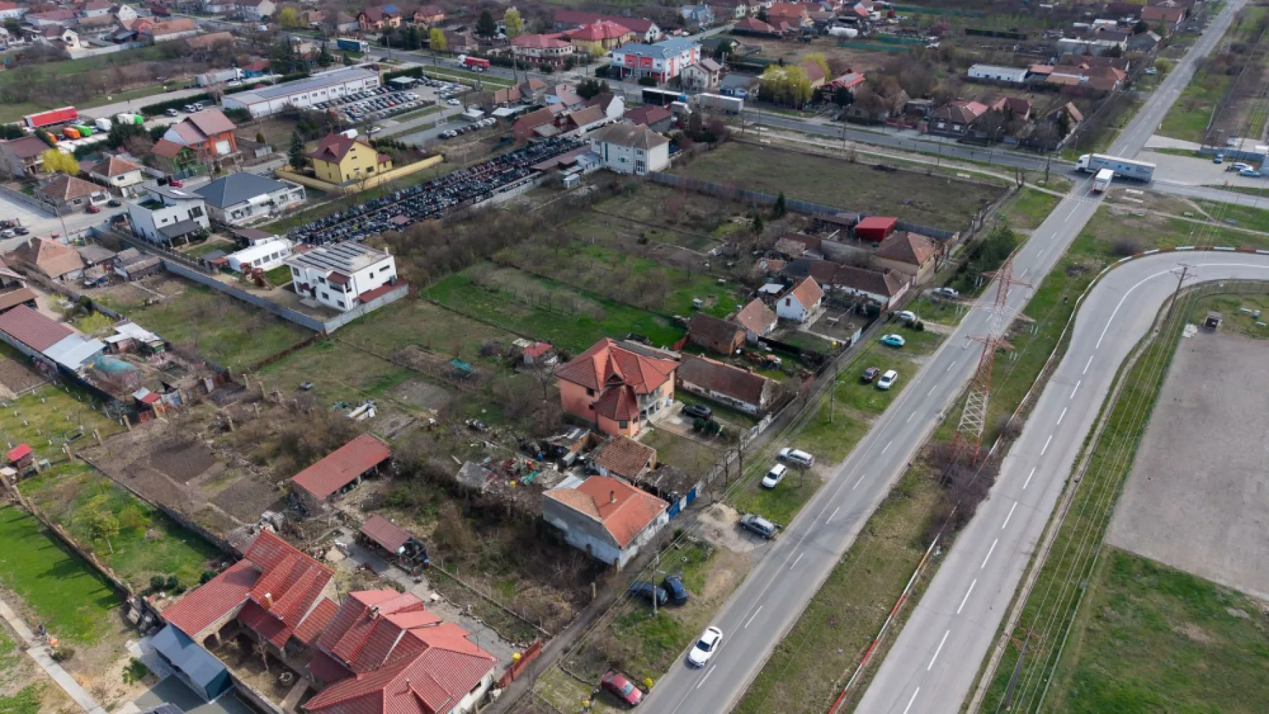 Teren 860 mp în Gai - Teren 860 mp în Gai Property Lab îți propune un teren intravilan cu o suprafață de 860 mp. Proprietatea este potrivită pentru construcția unei case, sau a unei hale industriale în urma obținerii PUZului necesar. Strada de acces este asfaltată și iluminată, iar toate utilitățile sunt în fața proprietății. Dacă iți dorești o vizionare sau mai multe informații, nu ezita să mă contactezi! Almira Boboc - Consultant Imobiliar PropertyLab Telefon: 0745 06 93 93 Email: almira.boboc@propertylab.ro Cod Proprietate 2894389 }}