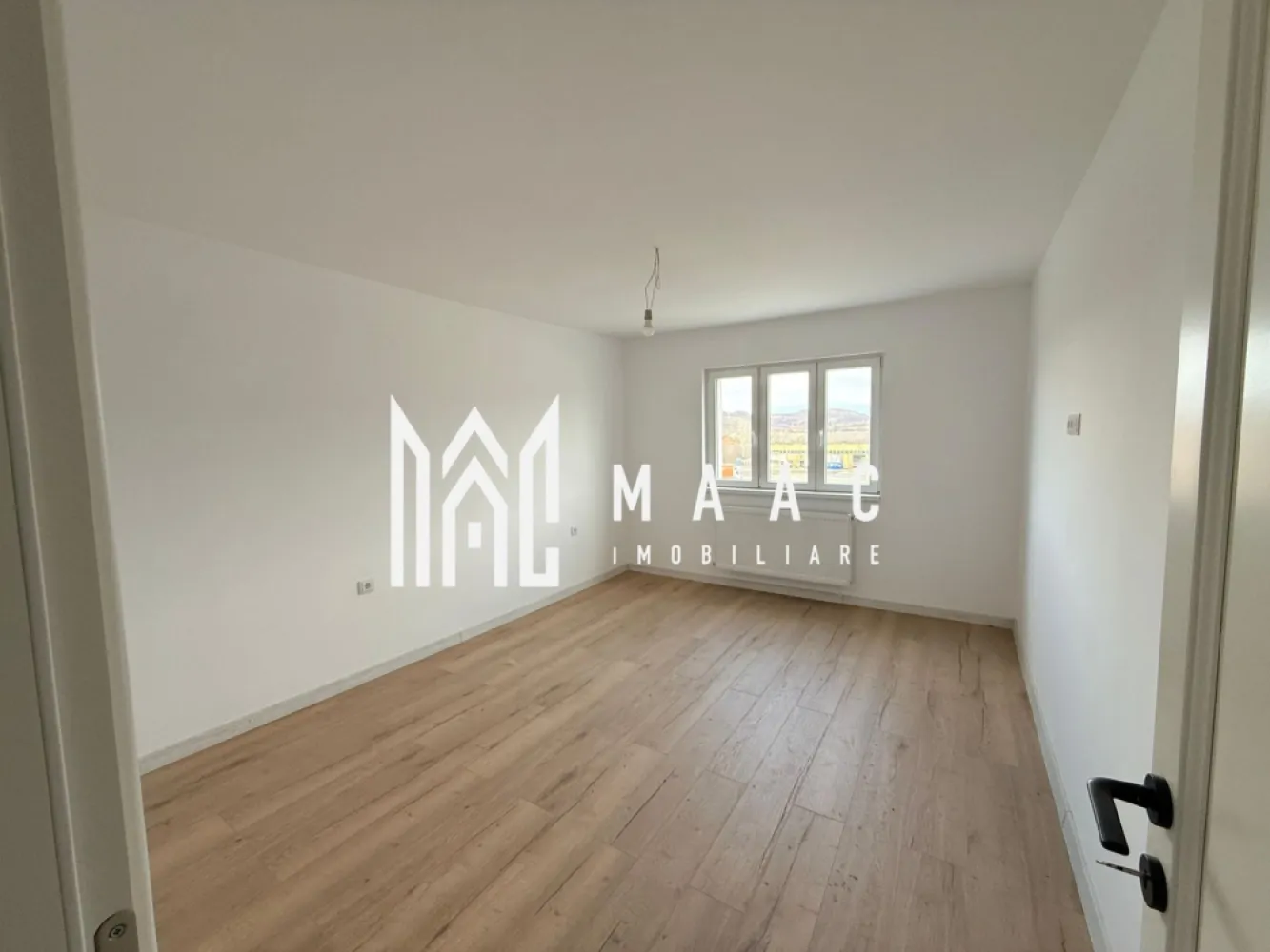 Apartament 2 camere | Lazaret | 42 mp | Bloc nou | Predare la cheie - MAAC Imobiliare vă propune spre vânzare un apartament modern cu 2 camere, situat în zona Lazaret, într-un imobil nou, amplasat într-un cartier liniștit, cu acces facil către magazine, transport public și puncte de interes. Apartamentul este finisat complet, nemobilat și pregătit pentru mutare imediată. Detalii ale apartamentului: -Suprafață utilă: 42 mp -Living open-space cu bucătărie, un spațiu luminos cu pardoseală în ton cald de lemn și plăci ceramice tip marmură în zona de bucătărie. . -Dormitor spatios și luminos, cu parchet în nuanțe naturale și ferestre mari ce oferă lumină abundentă și o priveliște deschisă. -Baie modernă, dotată cu cabină de duș tip walk-in -Predare la cheie, cu finisaje din materiale de calitate. -Apartamentul este nemobilat, oferind libertate totală în amenajare. Detalii despre clădire: -Construcție nouă, realizată la standarde actuale -Spații comune curate și bine întreținute -Zonă liniștită și aerisită -Parcare Avantaje: -Finisaje moderne, atent alese -Priveliște deschisă către munți, vizibilă din living și dormitor -Aproape de stații de autobuz, magazine și alte facilități -Ideal pentru locuință personală sau investiție Pentru mai multe detalii sau pentru a programa o vizionare, te rugăm să ne contactezi, specificând ID: CP2830096 }}