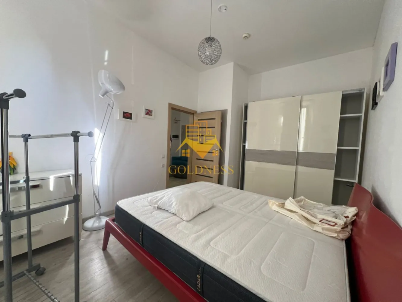 2 camere, parcare, AC, Centru, Piata Muzeului, MEMO, Piata Unirii - GOLDNESS Imobiliare vă propune spre închiriere un apartament cu 2 camere open-space complet mobilat și utilat, la pater într-un imobil de 3 etaje, cu lift, în zona ultracentrala, la 15 min de UMF, 5 minute de Piata Unirii, strada Paul Chinezu. GARANȚIE: se percep 2 garanții, cu posibilitatea plății eșalonat în 2/3 luni. Loc de parcare privat in curtea interioara cu 50euro pe luna. Apartamentul este compartimentat astfel: - dormitor cu pat matrimonial, dressing, noptiere, birou. - living cu bucatarie open-space complet utilată si mobilata, canapea extensibla, loc de servit masa - baie cu dus walk-in, calorifer port prosop inox și dulap pentru depozitare. Imobilul este dotat cu toate cele necesare- termoficare, mașină de spălat haine, frigider, plită electrică, hotă, TV, AC, etc. Se află în apropierea stațiilor de transport în comun, magazine, restaurante, spații verzi, farmacii, etc. Dacă sunteți interesați de acest apartament și doriți să îl vizionați, dar și pentru alte oferte sau detalii nu ezitați să ne contactați telefonic sau prin e-mail - goldnessimobiliare@gmail.com. Vă stăm la dispoziție! Pentru intermediere se percepe un comision de 50% din prețul chiriei! }}