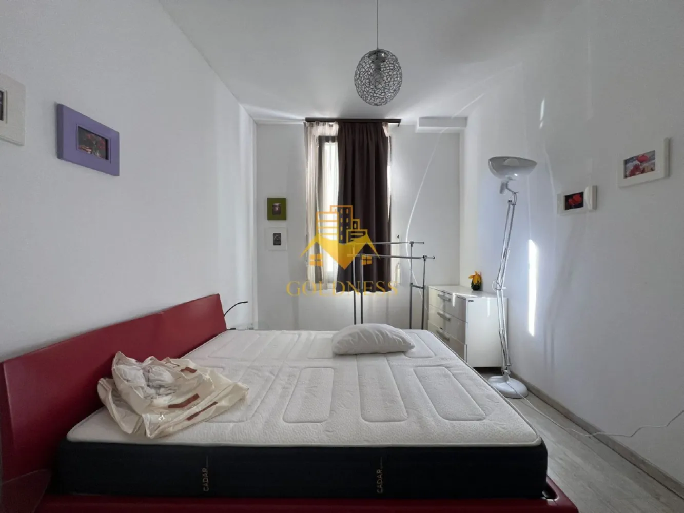 2 camere, parcare, AC, Centru, Piata Muzeului, MEMO, Piata Unirii - GOLDNESS Imobiliare vă propune spre închiriere un apartament cu 2 camere open-space complet mobilat și utilat, la pater într-un imobil de 3 etaje, cu lift, în zona ultracentrala, la 15 min de UMF, 5 minute de Piata Unirii, strada Paul Chinezu. GARANȚIE: se percep 2 garanții, cu posibilitatea plății eșalonat în 2/3 luni. Loc de parcare privat in curtea interioara cu 50euro pe luna. Apartamentul este compartimentat astfel: - dormitor cu pat matrimonial, dressing, noptiere, birou. - living cu bucatarie open-space complet utilată si mobilata, canapea extensibla, loc de servit masa - baie cu dus walk-in, calorifer port prosop inox și dulap pentru depozitare. Imobilul este dotat cu toate cele necesare- termoficare, mașină de spălat haine, frigider, plită electrică, hotă, TV, AC, etc. Se află în apropierea stațiilor de transport în comun, magazine, restaurante, spații verzi, farmacii, etc. Dacă sunteți interesați de acest apartament și doriți să îl vizionați, dar și pentru alte oferte sau detalii nu ezitați să ne contactați telefonic sau prin e-mail - goldnessimobiliare@gmail.com. Vă stăm la dispoziție! Pentru intermediere se percepe un comision de 50% din prețul chiriei! }}