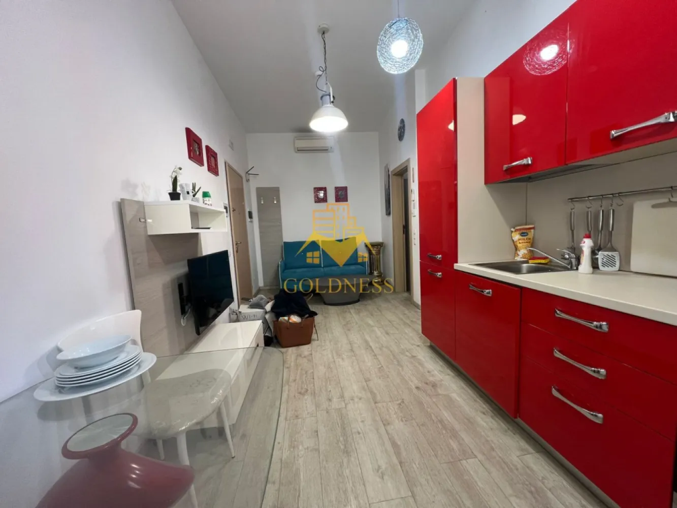 2 camere, parcare, AC, Centru, Piata Muzeului, MEMO, Piata Unirii - GOLDNESS Imobiliare vă propune spre închiriere un apartament cu 2 camere open-space complet mobilat și utilat, la pater într-un imobil de 3 etaje, cu lift, în zona ultracentrala, la 15 min de UMF, 5 minute de Piata Unirii, strada Paul Chinezu. GARANȚIE: se percep 2 garanții, cu posibilitatea plății eșalonat în 2/3 luni. Loc de parcare privat in curtea interioara cu 50euro pe luna. Apartamentul este compartimentat astfel: - dormitor cu pat matrimonial, dressing, noptiere, birou. - living cu bucatarie open-space complet utilată si mobilata, canapea extensibla, loc de servit masa - baie cu dus walk-in, calorifer port prosop inox și dulap pentru depozitare. Imobilul este dotat cu toate cele necesare- termoficare, mașină de spălat haine, frigider, plită electrică, hotă, TV, AC, etc. Se află în apropierea stațiilor de transport în comun, magazine, restaurante, spații verzi, farmacii, etc. Dacă sunteți interesați de acest apartament și doriți să îl vizionați, dar și pentru alte oferte sau detalii nu ezitați să ne contactați telefonic sau prin e-mail - goldnessimobiliare@gmail.com. Vă stăm la dispoziție! Pentru intermediere se percepe un comision de 50% din prețul chiriei! }}