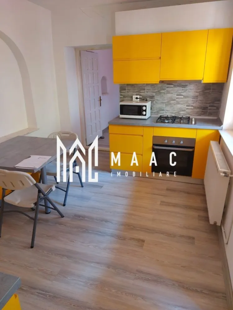 Garsoniera de inchiriat | 25 MPU | Etaj 1 | Ultracentral - Garsonieră de închiriat Sibiu – ultracentral – 25 mp – renovată – etaj 1 MAAC Imobiliare vă propune spre închiriere o garsonieră situată ultracentral în Sibiu, la etajul 1, ideală pentru o persoană sau cuplu. Locuința este recent renovată, complet mobilată și utilată, fiind pregătită pentru mutare imediată. Detalii garsonieră Suprafață utilă: 25 mp Etaj: 1 Compartimentare eficientă Mobilată și utilată complet Renovată recent Avantaje Zonă ultracentrală – acces rapid către punctele de interes din Sibiu Aproape de restaurante, cafenele, magazine și transport public Potrivită pentru închiriere pe termen lung Locuință gata de mutare imediată Pentru mai multe informații sau pentru a programa o vizionare, nu ezitați să ne contactați, specificand ID: CP2976428 }}
