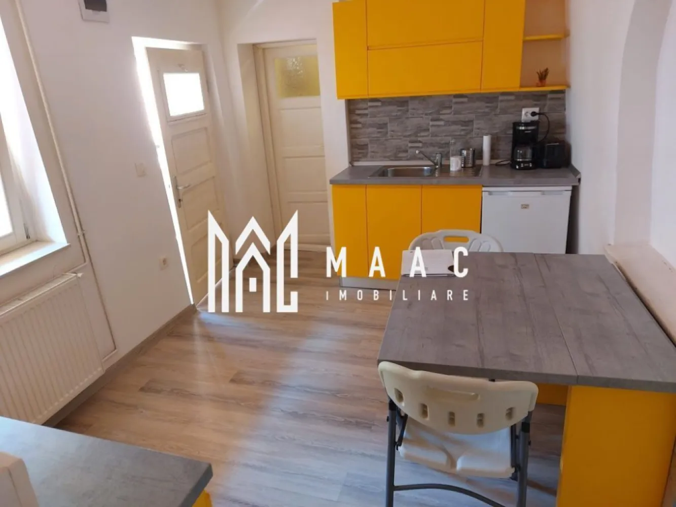 Garsoniera de inchiriat | 25 MPU | Etaj 1 | Ultracentral - Garsonieră de închiriat Sibiu – ultracentral – 25 mp – renovată – etaj 1 MAAC Imobiliare vă propune spre închiriere o garsonieră situată ultracentral în Sibiu, la etajul 1, ideală pentru o persoană sau cuplu. Locuința este recent renovată, complet mobilată și utilată, fiind pregătită pentru mutare imediată. Detalii garsonieră Suprafață utilă: 25 mp Etaj: 1 Compartimentare eficientă Mobilată și utilată complet Renovată recent Avantaje Zonă ultracentrală – acces rapid către punctele de interes din Sibiu Aproape de restaurante, cafenele, magazine și transport public Potrivită pentru închiriere pe termen lung Locuință gata de mutare imediată Pentru mai multe informații sau pentru a programa o vizionare, nu ezitați să ne contactați, specificand ID: CP2976428 }}