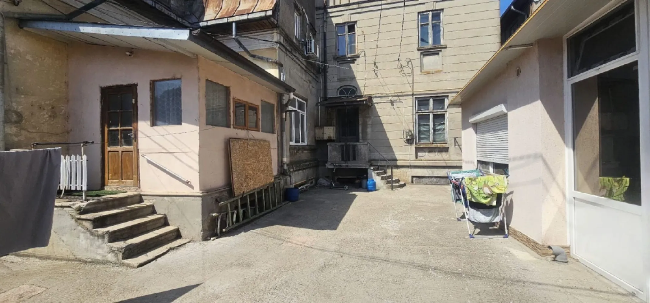 Casa de vanzare – Zona Centru, Strada Garii – 65.000€ - Agentia Mag Invest va propune spre vanzare o casa situata ultracentral, pe Strada Garii, ideala pentru investitie sau locuinta proprie. Imobilul este compus din demisol si parter: - Parter: 2 camere, hol, bucatarie si terasa inchisa. - Demisol: 2 incaperi folosite ca magazii. Proprietatea necesita renovare, oferind astfel posibilitatea amenajarii dupa bunul plac. Curtea este comuna, cu o alta familie. Acces rapid la mijloace de transport, magazine, scoli si institutii publice. Suprafata ideala pentru o familie sau investitie in regim hotelier. Pret: 65.000 euro, negociabil Comision de tranzactionare - 2% +TVA din valoarea de vanzare a imobilului. Contact: Mag Invest - Ene Marian 0740 949 871 }}