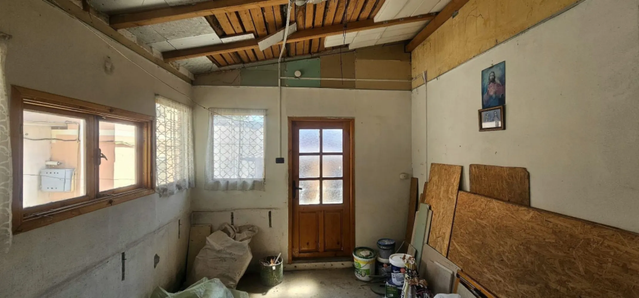 Casa de vanzare – Zona Centru, Strada Garii – 65.000€ - Agentia Mag Invest va propune spre vanzare o casa situata ultracentral, pe Strada Garii, ideala pentru investitie sau locuinta proprie. Imobilul este compus din demisol si parter: - Parter: 2 camere, hol, bucatarie si terasa inchisa. - Demisol: 2 incaperi folosite ca magazii. Proprietatea necesita renovare, oferind astfel posibilitatea amenajarii dupa bunul plac. Curtea este comuna, cu o alta familie. Acces rapid la mijloace de transport, magazine, scoli si institutii publice. Suprafata ideala pentru o familie sau investitie in regim hotelier. Pret: 65.000 euro, negociabil Comision de tranzactionare - 2% +TVA din valoarea de vanzare a imobilului. Contact: Mag Invest - Ene Marian 0740 949 871 }}