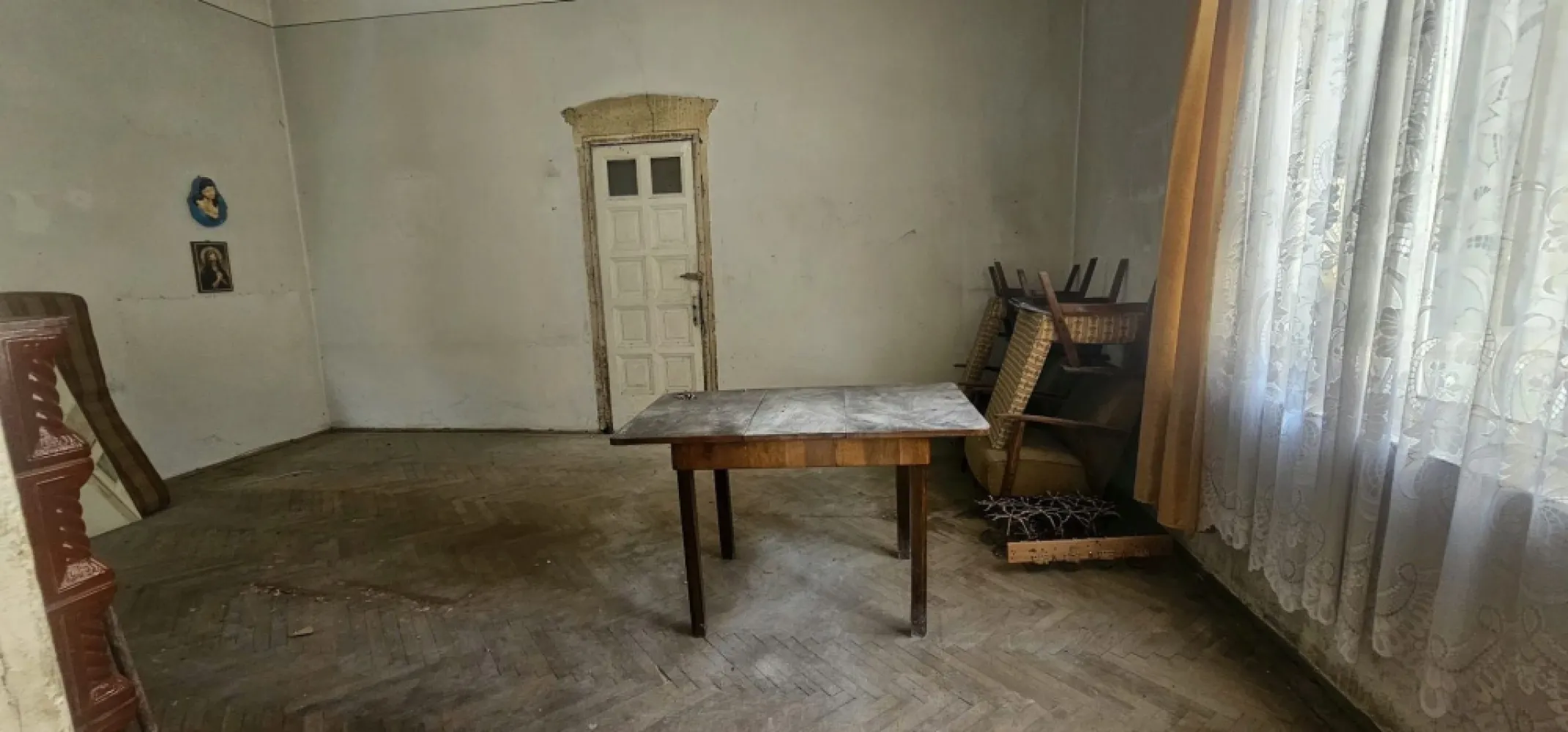 Casa de vanzare – Zona Centru, Strada Garii – 65.000€ - Agentia Mag Invest va propune spre vanzare o casa situata ultracentral, pe Strada Garii, ideala pentru investitie sau locuinta proprie. Imobilul este compus din demisol si parter: - Parter: 2 camere, hol, bucatarie si terasa inchisa. - Demisol: 2 incaperi folosite ca magazii. Proprietatea necesita renovare, oferind astfel posibilitatea amenajarii dupa bunul plac. Curtea este comuna, cu o alta familie. Acces rapid la mijloace de transport, magazine, scoli si institutii publice. Suprafata ideala pentru o familie sau investitie in regim hotelier. Pret: 65.000 euro, negociabil Comision de tranzactionare - 2% +TVA din valoarea de vanzare a imobilului. Contact: Mag Invest - Ene Marian 0740 949 871 }}