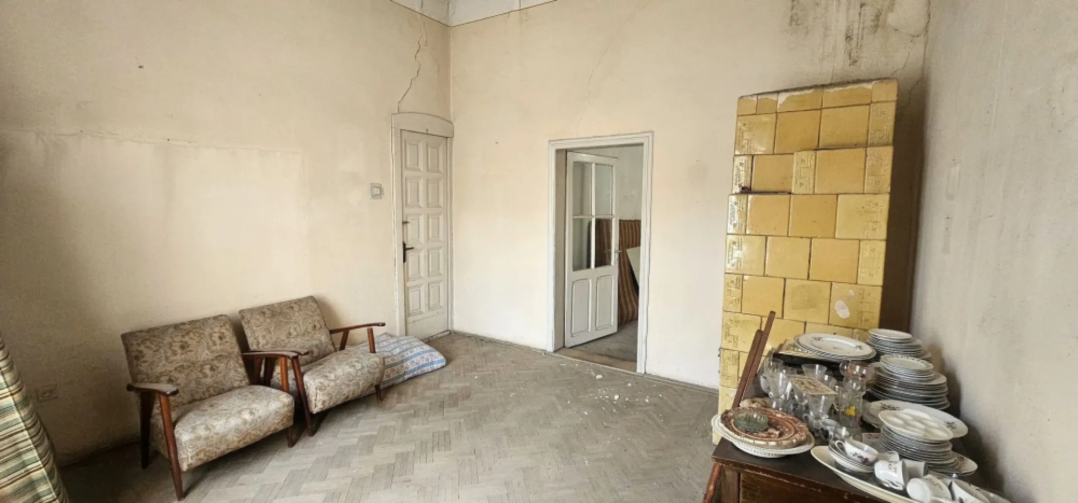 Casa de vanzare – Zona Centru, Strada Garii – 65.000€ - Agentia Mag Invest va propune spre vanzare o casa situata ultracentral, pe Strada Garii, ideala pentru investitie sau locuinta proprie. Imobilul este compus din demisol si parter: - Parter: 2 camere, hol, bucatarie si terasa inchisa. - Demisol: 2 incaperi folosite ca magazii. Proprietatea necesita renovare, oferind astfel posibilitatea amenajarii dupa bunul plac. Curtea este comuna, cu o alta familie. Acces rapid la mijloace de transport, magazine, scoli si institutii publice. Suprafata ideala pentru o familie sau investitie in regim hotelier. Pret: 65.000 euro, negociabil Comision de tranzactionare - 2% +TVA din valoarea de vanzare a imobilului. Contact: Mag Invest - Ene Marian 0740 949 871 }}