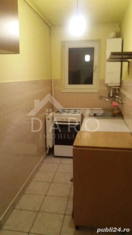 Apartament 2 camere decomandat - 🏡 Apartament 2 camere decomandat | Unirii | Ideal locuință sau investiție Se oferă spre vânzare un apartament cu 2 camere decomandate, situat în cartierul Unirii, Târgu Mureș, într-o zonă liniștită și foarte bine conectată la facilitățile orașului. 💰 Preț: 75 000 euro 📐 Suprafață utilă: 50 mp 🏢 Etaj: 4 din 4 🏗️ An construcție: 1980 | Bloc din cărămidă 🏠 Compartimentare: ✔ living spațios și luminos ✔ dormitor confortabil ✔ bucătărie separată ✔ baie ✔ hol ✔ balcon închis cu termopan ✨ Dotări și finisaje: ✔ apartament decomandat – compartimentare practică ✔ centrală termică proprie ✔ geamuri termopan ✔ gresie, faianță, parchet ✔ ușă metalică la intrare ✔ balcon închis – spațiu suplimentar de depozitare sau relaxare 🌿 Apartamentul beneficiază de lumină naturală și este ideal pentru cei care caută un spațiu eficient și bine poziționat. 📍 Localizare excelentă: ✔ zonă liniștită din cartierul Unirii ✔ aproape de școli și grădinițe ✔ magazine, supermarketuri ✔ acces rapid la mijloace de transport în comun 💎 Datorită poziției și compartimentării, este ideal atât pentru locuință personală, cât și pentru investiție (închiriere rapidă). 🤝 Proprietate promovată prin DARO Imobiliare 💳 Prin Kiwi Finance te ajutăm să cumperi acest apartament rapid și avantajos: ✔ analiză GRATUITĂ a eligibilității ✔ oferte de la peste 12 bănci ✔ negocierea dobânzii ✔ suport complet până la semnare 📞 Detalii și vizionări: Coman Maria – DARO Imobiliare & Kiwi Finance 📱 0749 535 729 }}