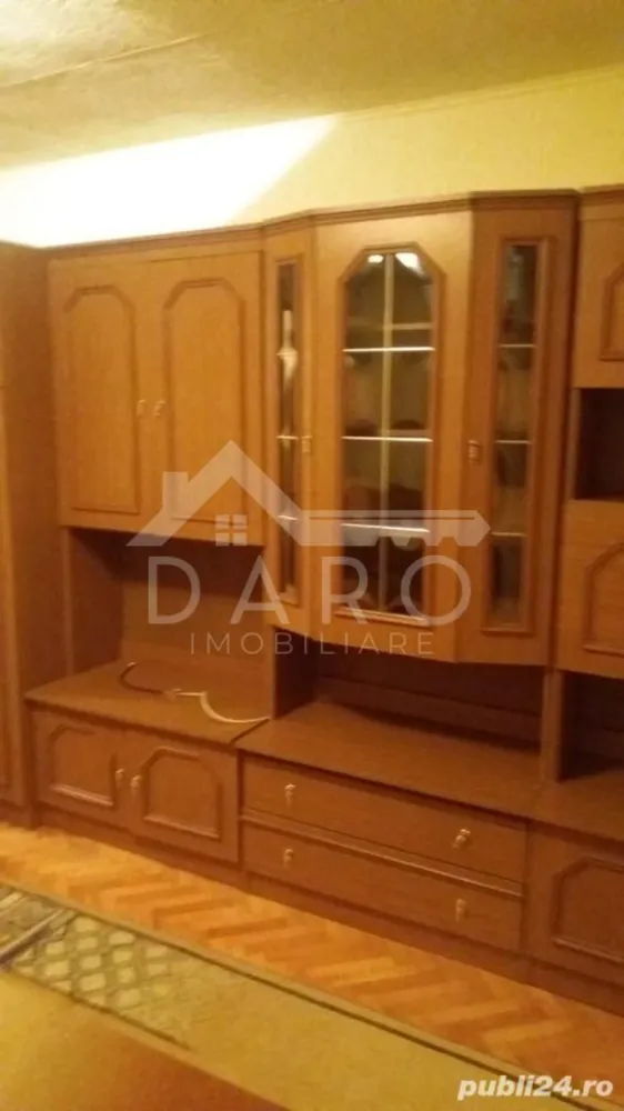 Apartament 2 camere decomandat - 🏡 Apartament 2 camere decomandat | Unirii | Ideal locuință sau investiție Se oferă spre vânzare un apartament cu 2 camere decomandate, situat în cartierul Unirii, Târgu Mureș, într-o zonă liniștită și foarte bine conectată la facilitățile orașului. 💰 Preț: 75 000 euro 📐 Suprafață utilă: 50 mp 🏢 Etaj: 4 din 4 🏗️ An construcție: 1980 | Bloc din cărămidă 🏠 Compartimentare: ✔ living spațios și luminos ✔ dormitor confortabil ✔ bucătărie separată ✔ baie ✔ hol ✔ balcon închis cu termopan ✨ Dotări și finisaje: ✔ apartament decomandat – compartimentare practică ✔ centrală termică proprie ✔ geamuri termopan ✔ gresie, faianță, parchet ✔ ușă metalică la intrare ✔ balcon închis – spațiu suplimentar de depozitare sau relaxare 🌿 Apartamentul beneficiază de lumină naturală și este ideal pentru cei care caută un spațiu eficient și bine poziționat. 📍 Localizare excelentă: ✔ zonă liniștită din cartierul Unirii ✔ aproape de școli și grădinițe ✔ magazine, supermarketuri ✔ acces rapid la mijloace de transport în comun 💎 Datorită poziției și compartimentării, este ideal atât pentru locuință personală, cât și pentru investiție (închiriere rapidă). 🤝 Proprietate promovată prin DARO Imobiliare 💳 Prin Kiwi Finance te ajutăm să cumperi acest apartament rapid și avantajos: ✔ analiză GRATUITĂ a eligibilității ✔ oferte de la peste 12 bănci ✔ negocierea dobânzii ✔ suport complet până la semnare 📞 Detalii și vizionări: Coman Maria – DARO Imobiliare & Kiwi Finance 📱 0749 535 729 }}