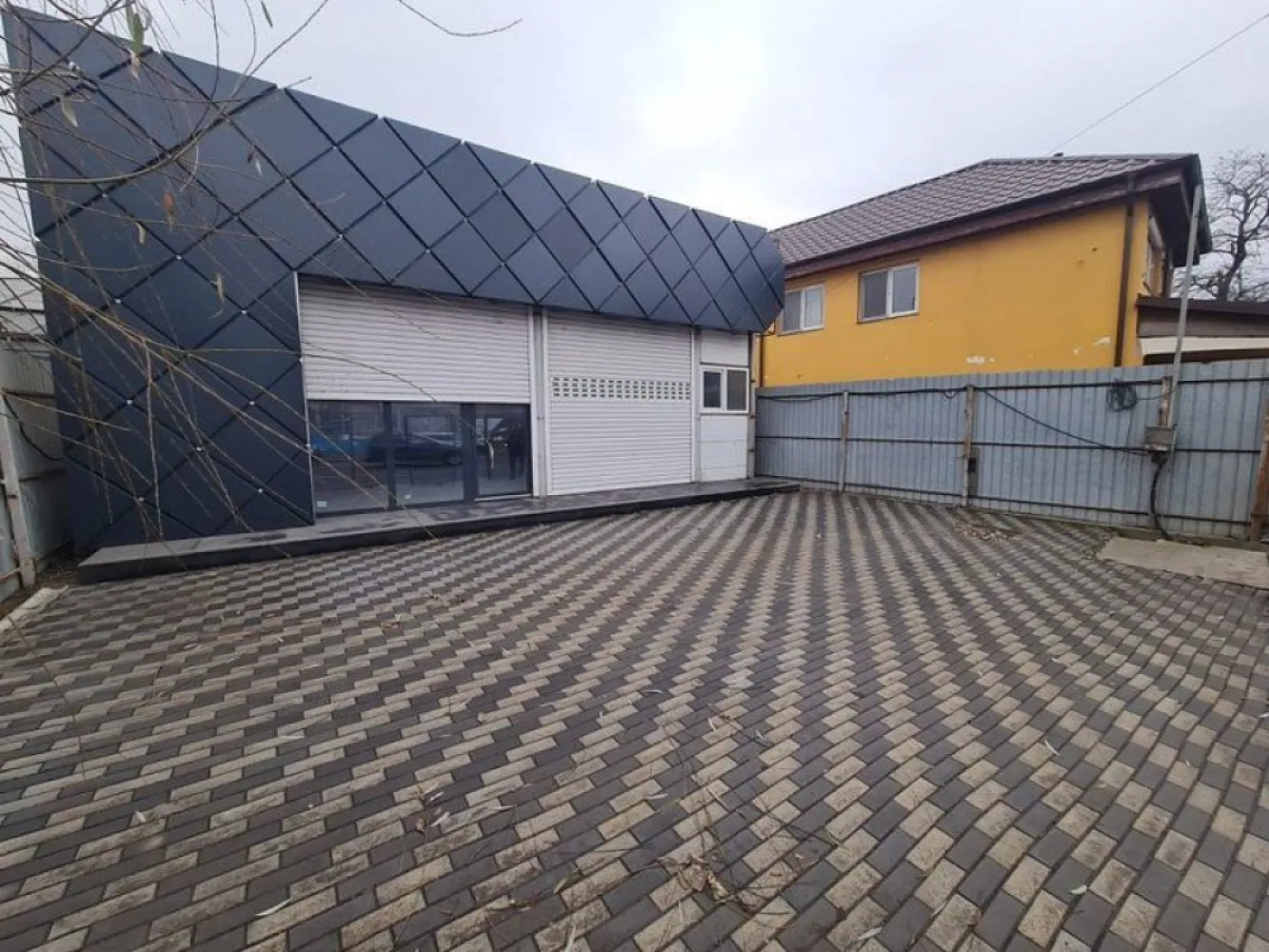 Vanzare/Inchiriere - Hala productie si depozitare, Bd. George Cosbuc - Agentia Imobiliara MAG INVEST vă prezintă o oportunitate unică de afacere! Situată pe Bulevardul George Coșbuc, în apropierea stației PECO Lukoil, această hală modernă oferă un spațiu versatil ideal pentru diverse activități comerciale. Cu o suprafață construită de 140 mp și un teren cu o deschidere stradală de 10,5 metri, această proprietate se remarcă prin accesibilitatea și vizibilitatea sa. Detalii proprietate: Suprafață totală: 250 mp Tip construcție: Relativ nouă, realizată din panouri sandwich, acoperită cu tablă Lindab Facilități: Grup sanitar propriu, curent monofazat Parcare: Spațiu pentru 2-3 mașini în fața halei Activități posibile: Această hală este ideală pentru diverse tipuri de activități, printre care: - Atelier mecanic-auto - Atelier de tâmplărie - Tuning auto, Și multe altele! Prețuri: Vânzare: 125.000 Euro (negociabil) Închiriere: 1.250 Euro/lună Comision de intermediere pentru vânzare: 2% + TVA din valoarea de tranzacționare Comision de intermediere pentru închiriere: 75% din prima lună de chirie Această hală reprezintă o oportunitate excelentă pentru investitori sau antreprenori care doresc să își dezvolte afacerea într-o zonă în continuă expansiune. Nu ratați ocazia de a deveni proprietar sau chiriaș al acestei proprietăți atractive! Contact - Marian Ene - 0740.949.871 sau 0762.898.887 }}