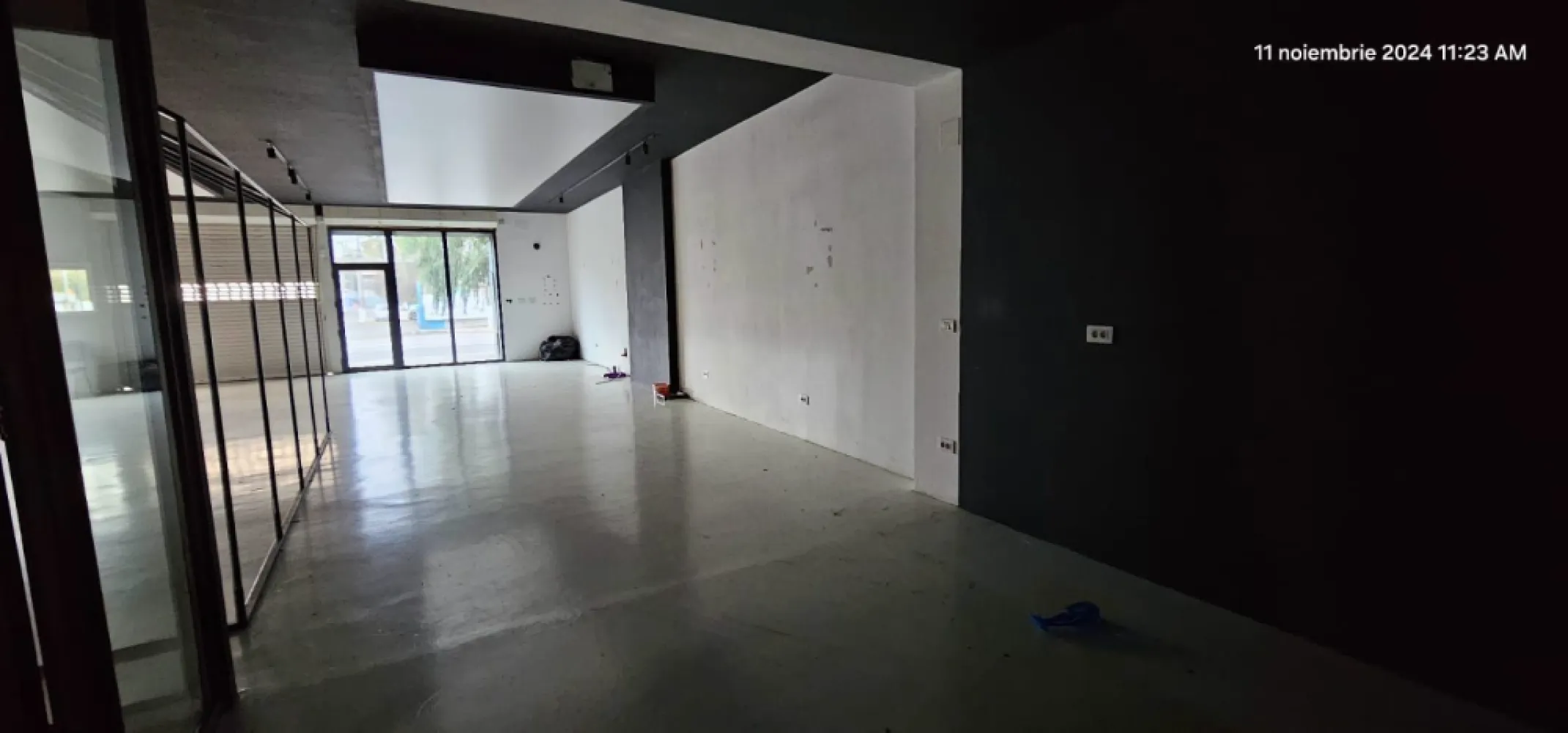 Vanzare/Inchiriere - Hala productie si depozitare, Bd. George Cosbuc - Agentia Imobiliara MAG INVEST vă prezintă o oportunitate unică de afacere! Situată pe Bulevardul George Coșbuc, în apropierea stației PECO Lukoil, această hală modernă oferă un spațiu versatil ideal pentru diverse activități comerciale. Cu o suprafață construită de 140 mp și un teren cu o deschidere stradală de 10,5 metri, această proprietate se remarcă prin accesibilitatea și vizibilitatea sa. Detalii proprietate: Suprafață totală: 250 mp Tip construcție: Relativ nouă, realizată din panouri sandwich, acoperită cu tablă Lindab Facilități: Grup sanitar propriu, curent monofazat Parcare: Spațiu pentru 2-3 mașini în fața halei Activități posibile: Această hală este ideală pentru diverse tipuri de activități, printre care: - Atelier mecanic-auto - Atelier de tâmplărie - Tuning auto, Și multe altele! Prețuri: Vânzare: 125.000 Euro (negociabil) Închiriere: 1.250 Euro/lună Comision de intermediere pentru vânzare: 2% + TVA din valoarea de tranzacționare Comision de intermediere pentru închiriere: 75% din prima lună de chirie Această hală reprezintă o oportunitate excelentă pentru investitori sau antreprenori care doresc să își dezvolte afacerea într-o zonă în continuă expansiune. Nu ratați ocazia de a deveni proprietar sau chiriaș al acestei proprietăți atractive! Contact - Marian Ene - 0740.949.871 sau 0762.898.887 }}