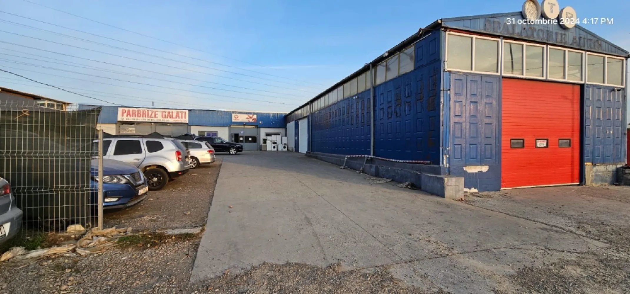 De inchiriat - Hala/Spatiu logistic si spatii birouri - Centura Galati - Agentia imobiliara Mag Invest intermediaza inchirierea unui spatiu industrial tip hala (fosta spalatorie auto) impreuna cu spatiile de birouri aferente , pozitionat pe Drumul de Centura, intr-o zona cu vad format si vizibilitate comerciala maxima, langa Bulrom Gaz. detalii - suprafata hala mare 252 mp - suprafata hala mica 75 mp - suprafata birouri 63 mp - teren 760 mp din care 370 mp suprafata libera, betonata - toate utilitatile - apa curenta, canalizare, curent mono si trifazat, centrala termica pentru spatiul de birouri, instalatie aditionala pentru incalzire hala pe gaz metan. - constructie din panouri acoperita cu tabla, tamplarie cu geam termopan, gresie, curte betonata. Pret propus pentru inchiriere 2500 euro (negociabil) la care se adauga TVA. Comision de intermediere 50%+TVA din prima luna de chirie. Detalii suplimentare si programari la nr. 0740949871 - Marian Ene, consilier imobiliar Mag Invest }}