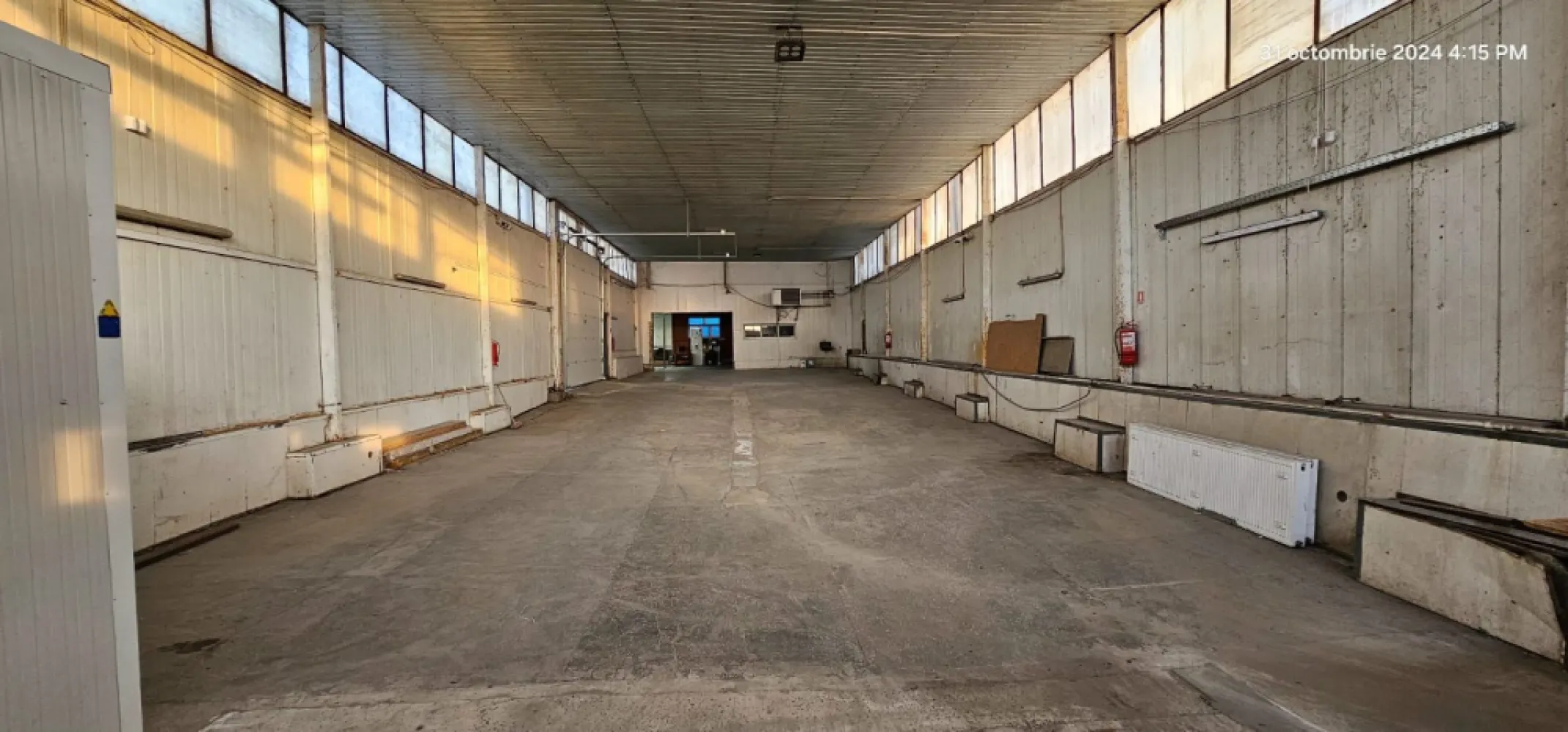 De inchiriat - Hala/Spatiu logistic si spatii birouri - Centura Galati - Agentia imobiliara Mag Invest intermediaza inchirierea unui spatiu industrial tip hala (fosta spalatorie auto) impreuna cu spatiile de birouri aferente , pozitionat pe Drumul de Centura, intr-o zona cu vad format si vizibilitate comerciala maxima, langa Bulrom Gaz. detalii - suprafata hala mare 252 mp - suprafata hala mica 75 mp - suprafata birouri 63 mp - teren 760 mp din care 370 mp suprafata libera, betonata - toate utilitatile - apa curenta, canalizare, curent mono si trifazat, centrala termica pentru spatiul de birouri, instalatie aditionala pentru incalzire hala pe gaz metan. - constructie din panouri acoperita cu tabla, tamplarie cu geam termopan, gresie, curte betonata. Pret propus pentru inchiriere 2500 euro (negociabil) la care se adauga TVA. Comision de intermediere 50%+TVA din prima luna de chirie. Detalii suplimentare si programari la nr. 0740949871 - Marian Ene, consilier imobiliar Mag Invest }}