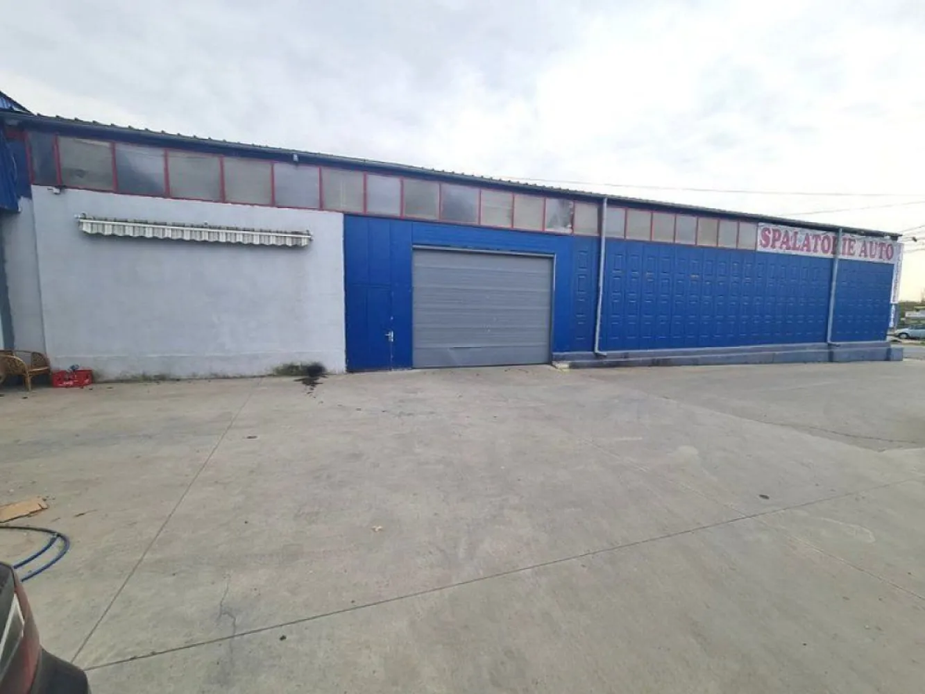 De inchiriat - Hala 388 mp + birouri, teren 760 mp - Centura, Galati - Agentia imobiliara Mag Invest intermediaza inchirierea unui spatiu industrial tip hala (fosta spalatorie auto) impreuna cu spatiile de birouri aferente , pozitionat pe Drumul de Centura, intr-o zona cu vad format si vizibilitate comerciala maxima, langa Bulrom Gaz. detalii - suprafata hala mare 252 mp - suprafata hala mica 75 mp - suprafata birouri 63 mp - teren 760 mp din care 370 mp suprafata libera, betonata - toate utilitatile - apa curenta, canalizare, curent mono si trifazat, centrala termica pentru spatiul de birouri, instalatie aditionala pentru incalzire hala pe gaz metan. - constructie din panouri acoperita cu tabla, tamplarie cu geam termopan, gresie, curte betonata. Pret propus pentru inchiriere 2500 euro +TVA Comisionul agentiei 75% din prima chirie. Detalii suplimentare si programari vizionare la telefon 0740.949.871 - Marian Ene, consilier imobiliar Mag Invest }}