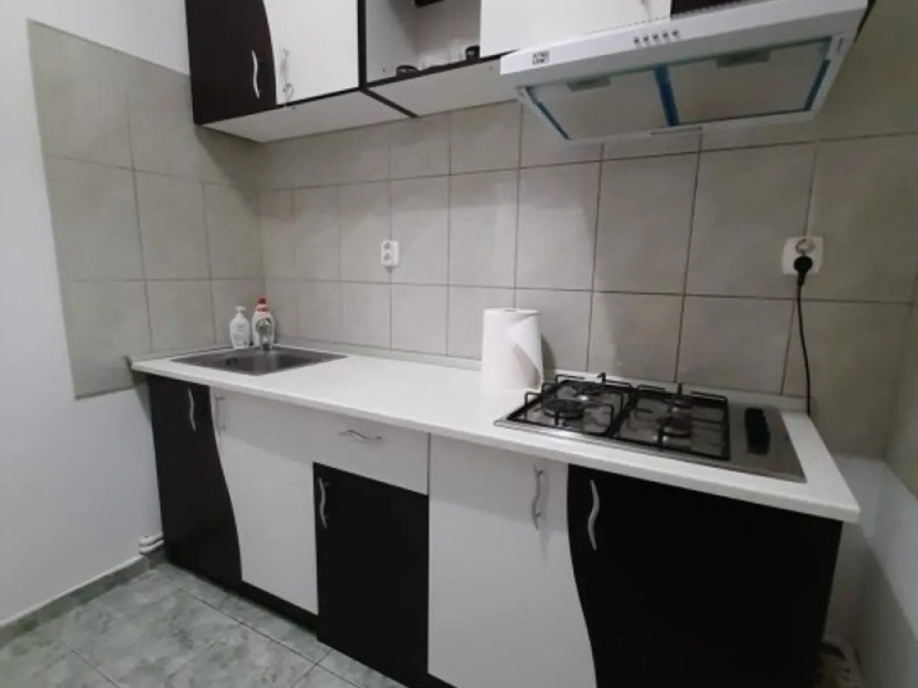 Apartament cu o camera, zona centrala - Parcul Eminescu - Agentia imobiliara Mag Invest intermediaza inchirierea unui apartament cu o camera decomandat, 40mp, situat langa parcul Eminescu si Universitatea "Dunarea de Jos", pozitionat la etajul 1 (la parter sunt spatii comerciale). Apartamentul este mobilat si utilat complet, dotat cu centrala termica, masina de spalat, geamuri termopan, parchet, gresie si faianta. Zona este linistita, iar mijloacele de transport si centru comercial situate in proximitatea imobilului. Pret chirie 300 Euro plus o garantie de 300 Euro. Comisionul agentiei este 75% din prima luna de chirie. }}
