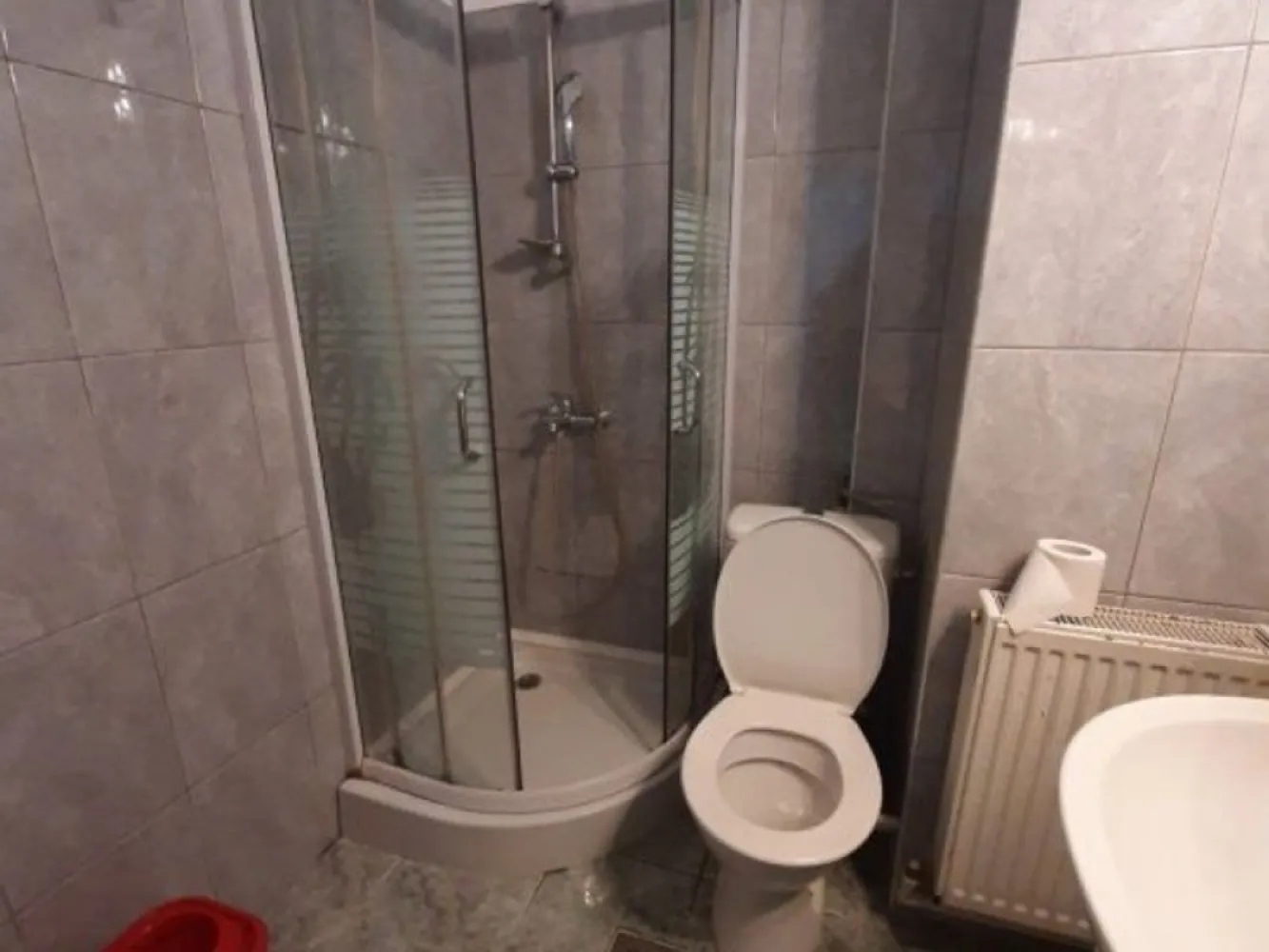 Apartament cu o camera, zona centrala - Parcul Eminescu - Agentia imobiliara Mag Invest intermediaza inchirierea unui apartament cu o camera decomandat, 40mp, situat langa parcul Eminescu si Universitatea "Dunarea de Jos", pozitionat la etajul 1 (la parter sunt spatii comerciale). Apartamentul este mobilat si utilat complet, dotat cu centrala termica, masina de spalat, geamuri termopan, parchet, gresie si faianta. Zona este linistita, iar mijloacele de transport si centru comercial situate in proximitatea imobilului. Pret chirie 300 Euro plus o garantie de 300 Euro. Comisionul agentiei este 75% din prima luna de chirie. }}