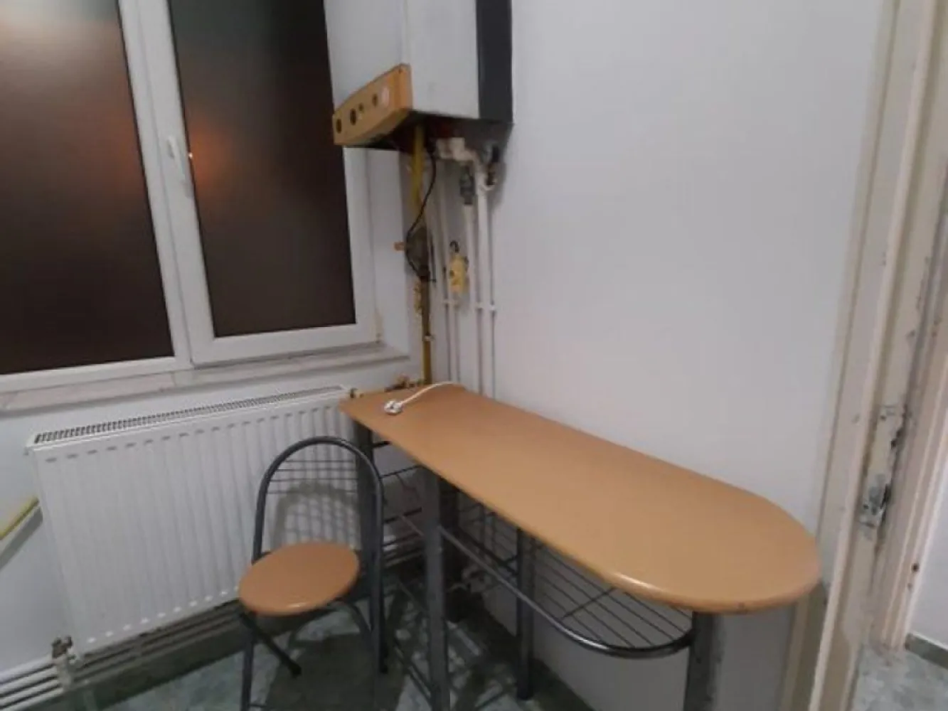 Apartament cu o camera, zona centrala - Parcul Eminescu - Agentia imobiliara Mag Invest intermediaza inchirierea unui apartament cu o camera decomandat, 40mp, situat langa parcul Eminescu si Universitatea "Dunarea de Jos", pozitionat la etajul 1 (la parter sunt spatii comerciale). Apartamentul este mobilat si utilat complet, dotat cu centrala termica, masina de spalat, geamuri termopan, parchet, gresie si faianta. Zona este linistita, iar mijloacele de transport si centru comercial situate in proximitatea imobilului. Pret chirie 300 Euro plus o garantie de 300 Euro. Comisionul agentiei este 75% din prima luna de chirie. }}