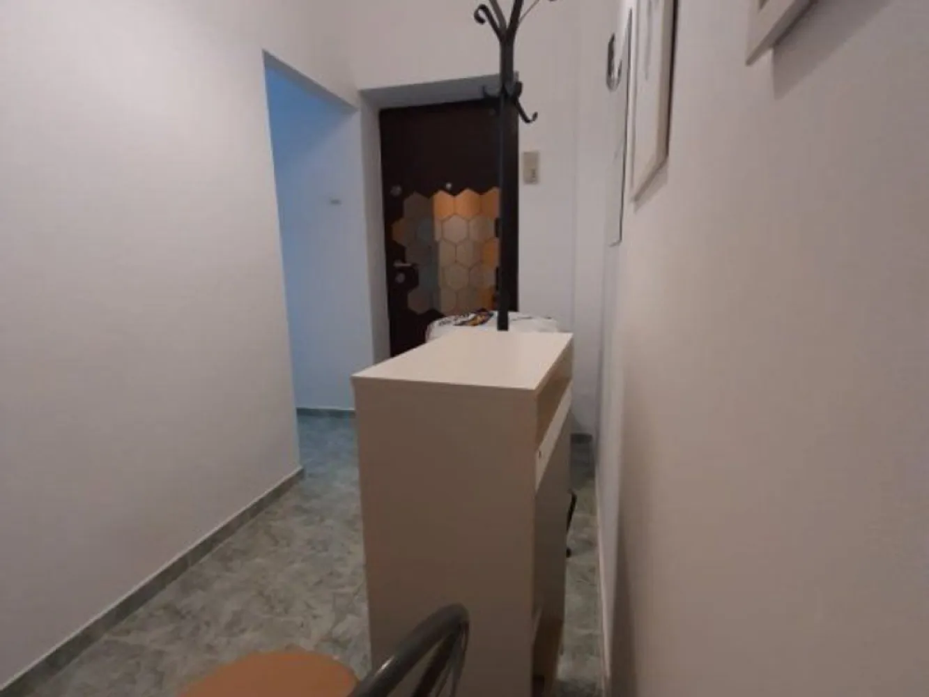 Apartament cu o camera, zona centrala - Parcul Eminescu - Agentia imobiliara Mag Invest intermediaza inchirierea unui apartament cu o camera decomandat, 40mp, situat langa parcul Eminescu si Universitatea "Dunarea de Jos", pozitionat la etajul 1 (la parter sunt spatii comerciale). Apartamentul este mobilat si utilat complet, dotat cu centrala termica, masina de spalat, geamuri termopan, parchet, gresie si faianta. Zona este linistita, iar mijloacele de transport si centru comercial situate in proximitatea imobilului. Pret chirie 300 Euro plus o garantie de 300 Euro. Comisionul agentiei este 75% din prima luna de chirie. }}