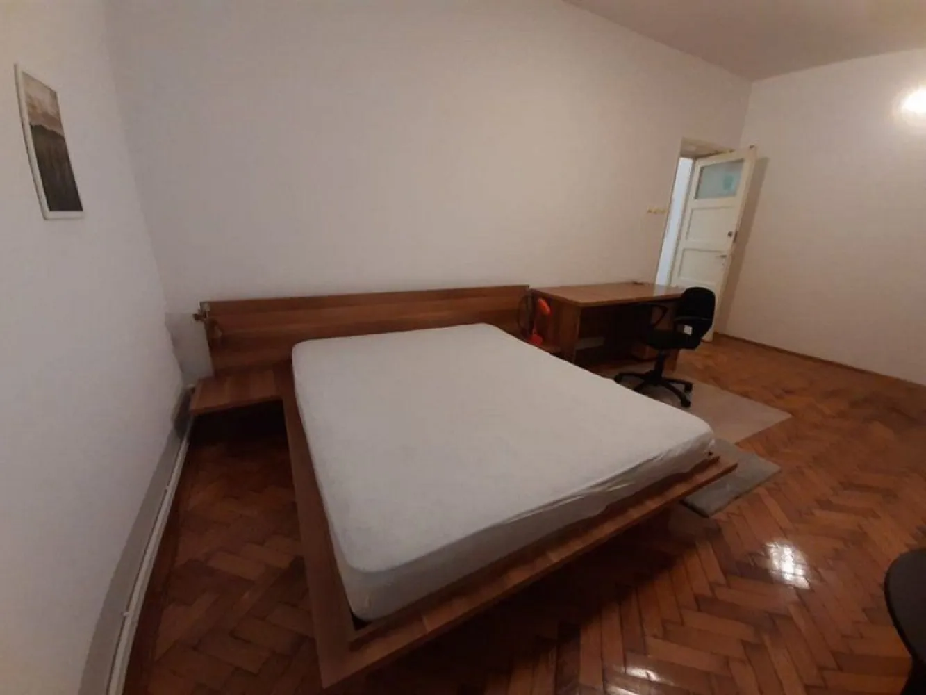 Apartament cu o camera, zona centrala - Parcul Eminescu - Agentia imobiliara Mag Invest intermediaza inchirierea unui apartament cu o camera decomandat, 40mp, situat langa parcul Eminescu si Universitatea "Dunarea de Jos", pozitionat la etajul 1 (la parter sunt spatii comerciale). Apartamentul este mobilat si utilat complet, dotat cu centrala termica, masina de spalat, geamuri termopan, parchet, gresie si faianta. Zona este linistita, iar mijloacele de transport si centru comercial situate in proximitatea imobilului. Pret chirie 300 Euro plus o garantie de 300 Euro. Comisionul agentiei este 75% din prima luna de chirie. }}