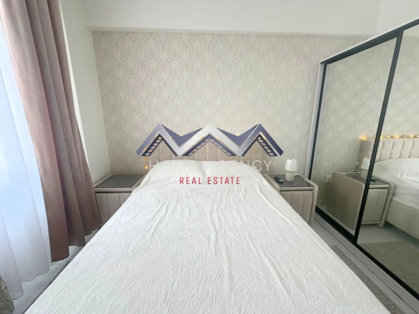 Apartament 2 camere Otopeni | prima închiriere - Dacă ești în căutarea unei alternative practice la o garsonieră, acest apartament de 2 camere tip studio este alegerea ideală! Situat la etajul 1/3, oferă un spațiu bine optimizat, perfect pentru o persoană singură sau un cuplu. Locuința este complet mobilată și utilată, gata să îți devină acasă fără investiții suplimentare. Apartamentul se remarcă prin compartimentarea eficientă, care combină confortul și funcționalitatea într-un ambient modern, într-un spațiu care oferă toate avantajele necesare unui stil de viață comod. Zona este una deosebit de accesibilă, având stație de autobuz chiar în fața complexului, precum și magazine, restaurante și alte puncte de interes în apropiere. Mai mult, Aeroportul Otopeni se află la aprox. 10 minute cu mașina, fiind un avantaj important pentru cei care călătoresc frecvent. Pentru un plus de confort, apartamentul include și un loc de parcare. 📞 Dacă vrei să afli mai multe detalii sau să programezi o vizionare, nu ezita să mă contactezi! }}