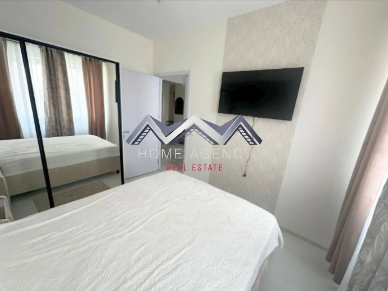 Apartament 2 camere Otopeni | prima închiriere - Dacă ești în căutarea unei alternative practice la o garsonieră, acest apartament de 2 camere tip studio este alegerea ideală! Situat la etajul 1/3, oferă un spațiu bine optimizat, perfect pentru o persoană singură sau un cuplu. Locuința este complet mobilată și utilată, gata să îți devină acasă fără investiții suplimentare. Apartamentul se remarcă prin compartimentarea eficientă, care combină confortul și funcționalitatea într-un ambient modern, într-un spațiu care oferă toate avantajele necesare unui stil de viață comod. Zona este una deosebit de accesibilă, având stație de autobuz chiar în fața complexului, precum și magazine, restaurante și alte puncte de interes în apropiere. Mai mult, Aeroportul Otopeni se află la aprox. 10 minute cu mașina, fiind un avantaj important pentru cei care călătoresc frecvent. Pentru un plus de confort, apartamentul include și un loc de parcare. 📞 Dacă vrei să afli mai multe detalii sau să programezi o vizionare, nu ezita să mă contactezi! }}