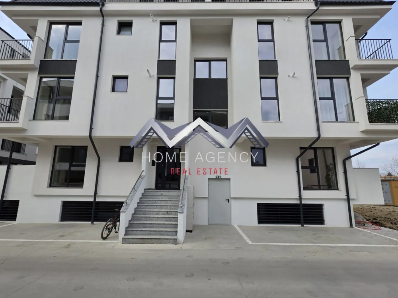 Apartament 3 camere Otopeni central | bloc nou, parcare, comision 0 - Achiziția se realizează direct de la dezvoltator, fără perceperea vreunui comision din partea cumpărătorului. Oferim consultanță gratuită pe întreaga durată a procesului de achiziție, asigurând suport specializat la fiecare etapă. De asemenea, la solicitare, punem la dispoziție servicii de brokeraj financiar, fără costuri suplimentare, pentru identificarea celor mai avantajoase soluții de finanțare adaptate nevoilor dumneavoastră. Vă propunem, spre vânzare, un apartament de 3 camere modern, situat într-un bloc nou D+P+3mansardat, aflat în zona centrală a orașului Otopeni. Este alegerea ideală atât pentru o locuință confortabilă și bine organizată, cât și pentru o investiție sigură și profitabilă, fie pentru închiriere pe termen lung, fie în regim hotelier prin platforme precum Airbnb sau Booking. Compartimentarea a fost gândită astfel încât să ofere funcționalitate și confort. Livingul este integrat cu o bucătărie retrasă, pe o suprafață utilă de 33,56 mp, cu deschidere spre balcon. Cele două dormitoare sunt spațioase și primitoare, unul dintre ele beneficiază de acces direct către o terasă privată de 7,71 mp. Apartamentul dispune de o baie modernă, dotată cu duș walk-in și fereastră, precum și de un WC de serviciu separat, ceea ce sporește gradul de confort. Imobilul se predă complet finisat, cu parchet, gresie, faianță și băi complet utilate, astfel încât viitorul proprietar să beneficieze de un apartament pregătit pentru amenajare. Confortul termic este asigurat de centrala proprie și încălzirea prin pardoseală, o soluție modernă care oferă o temperatură uniformă în toate camerele și contribuie la reducerea costurilor de întreținere. Apartamentul este racordat la toate utilitățile publice – apă, gaze, electricitate și canalizare – și dispune de un loc de parcare inclus în preț, pentru un plus de confort și siguranță. Un alt avantaj important îl reprezintă poziționarea excelentă. Apartamentul se află la doar 10 minute de mers pe jos până la piață și magazine, iar școala este accesibilă la cel mult 15 minute pe jos (4 minute cu mașina). Totodată, în imediata apropiere există restaurante, supermarketuri, farmacii, bănci, transport public. Accesul către DN1, Centura Capitalei și Aeroportul Henri Coandă este rapid și facil, iar în perspectivă, zona va fi deservită și de viitoarea stație de metrou. Prețul afișat include TVA și nu ascunde costuri suplimentare. 📞 Programează acum o vizionare! }}