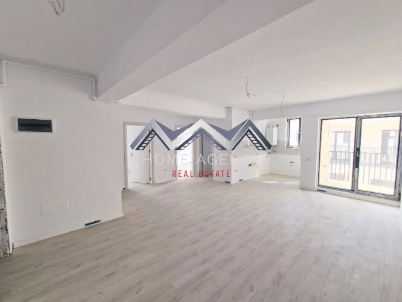 Apartament 3 camere Otopeni central | bloc nou, parcare, comision 0 - Achiziția se realizează direct de la dezvoltator, fără perceperea vreunui comision din partea cumpărătorului. Oferim consultanță gratuită pe întreaga durată a procesului de achiziție, asigurând suport specializat la fiecare etapă. De asemenea, la solicitare, punem la dispoziție servicii de brokeraj financiar, fără costuri suplimentare, pentru identificarea celor mai avantajoase soluții de finanțare adaptate nevoilor dumneavoastră. Vă propunem, spre vânzare, un apartament de 3 camere modern, situat într-un bloc nou D+P+3mansardat, aflat în zona centrală a orașului Otopeni. Este alegerea ideală atât pentru o locuință confortabilă și bine organizată, cât și pentru o investiție sigură și profitabilă, fie pentru închiriere pe termen lung, fie în regim hotelier prin platforme precum Airbnb sau Booking. Compartimentarea a fost gândită astfel încât să ofere funcționalitate și confort. Livingul este integrat cu o bucătărie retrasă, pe o suprafață utilă de 33,56 mp, cu deschidere spre balcon. Cele două dormitoare sunt spațioase și primitoare, unul dintre ele beneficiază de acces direct către o terasă privată de 7,71 mp. Apartamentul dispune de o baie modernă, dotată cu duș walk-in și fereastră, precum și de un WC de serviciu separat, ceea ce sporește gradul de confort. Imobilul se predă complet finisat, cu parchet, gresie, faianță și băi complet utilate, astfel încât viitorul proprietar să beneficieze de un apartament pregătit pentru amenajare. Confortul termic este asigurat de centrala proprie și încălzirea prin pardoseală, o soluție modernă care oferă o temperatură uniformă în toate camerele și contribuie la reducerea costurilor de întreținere. Apartamentul este racordat la toate utilitățile publice – apă, gaze, electricitate și canalizare – și dispune de un loc de parcare inclus în preț, pentru un plus de confort și siguranță. Un alt avantaj important îl reprezintă poziționarea excelentă. Apartamentul se află la doar 10 minute de mers pe jos până la piață și magazine, iar școala este accesibilă la cel mult 15 minute pe jos (4 minute cu mașina). Totodată, în imediata apropiere există restaurante, supermarketuri, farmacii, bănci, transport public. Accesul către DN1, Centura Capitalei și Aeroportul Henri Coandă este rapid și facil, iar în perspectivă, zona va fi deservită și de viitoarea stație de metrou. Prețul afișat include TVA și nu ascunde costuri suplimentare. 📞 Programează acum o vizionare! }}