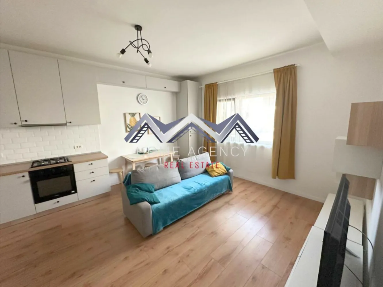 Apartament 2 camere Tunari-Otopeni - Vă propunem, spre închiriere, un apartament cu 2 camere foarte cochet, complet mobilat și utilat, situat într-o zonă liniștită, din Tunari (zona Tunari-Otopeni), lângă pădure, cu acces facil către magazine, parcuri, restaurante, Aeroport Otopeni, DN1, Centură etc. Apartamentul este foarte luminos (orientare Vest) și foarte bine compartimentat, având un living și o bucătărie open space, un dormitor și o baie. Include 1 loc de parcare și multiple spații de depozitare. Programează-te acum pentru o vizionare! Dacă aveți o proprietate de vânzare/închiriere sau sunteți interesați de o proprietate aflată în portofoliul agenției noastre, vă rugăm să ne contactați la numărul de telefon din anunț sau pe adresa de email contact@homeagency.ro. }}