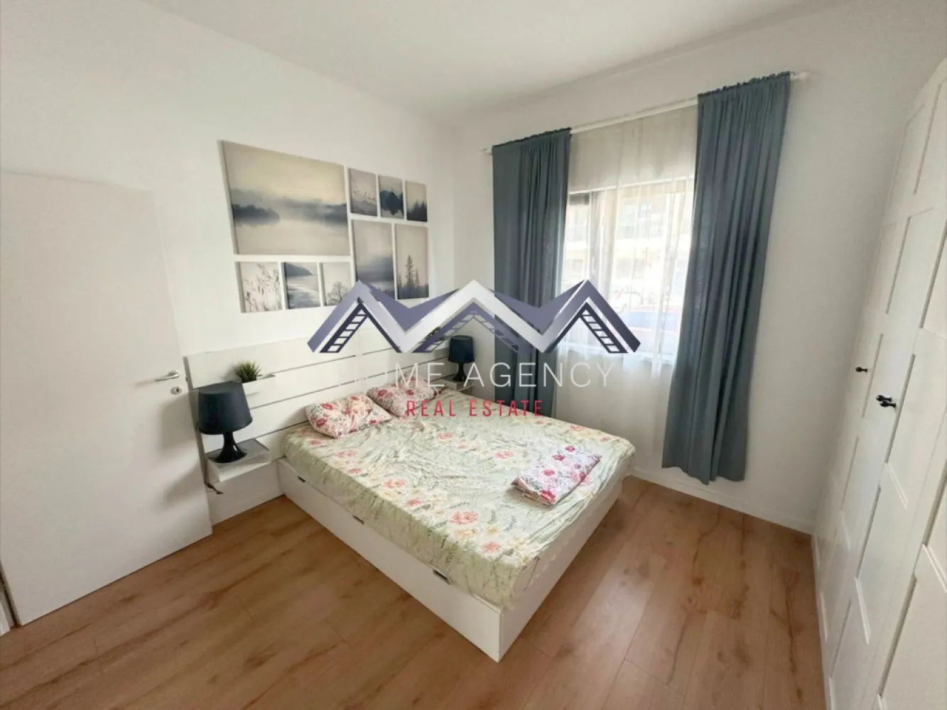 Apartament 2 camere Tunari-Otopeni - Vă propunem, spre închiriere, un apartament cu 2 camere foarte cochet, complet mobilat și utilat, situat într-o zonă liniștită, din Tunari (zona Tunari-Otopeni), lângă pădure, cu acces facil către magazine, parcuri, restaurante, Aeroport Otopeni, DN1, Centură etc. Apartamentul este foarte luminos (orientare Vest) și foarte bine compartimentat, având un living și o bucătărie open space, un dormitor și o baie. Include 1 loc de parcare și multiple spații de depozitare. Programează-te acum pentru o vizionare! Dacă aveți o proprietate de vânzare/închiriere sau sunteți interesați de o proprietate aflată în portofoliul agenției noastre, vă rugăm să ne contactați la numărul de telefon din anunț sau pe adresa de email contact@homeagency.ro. }}