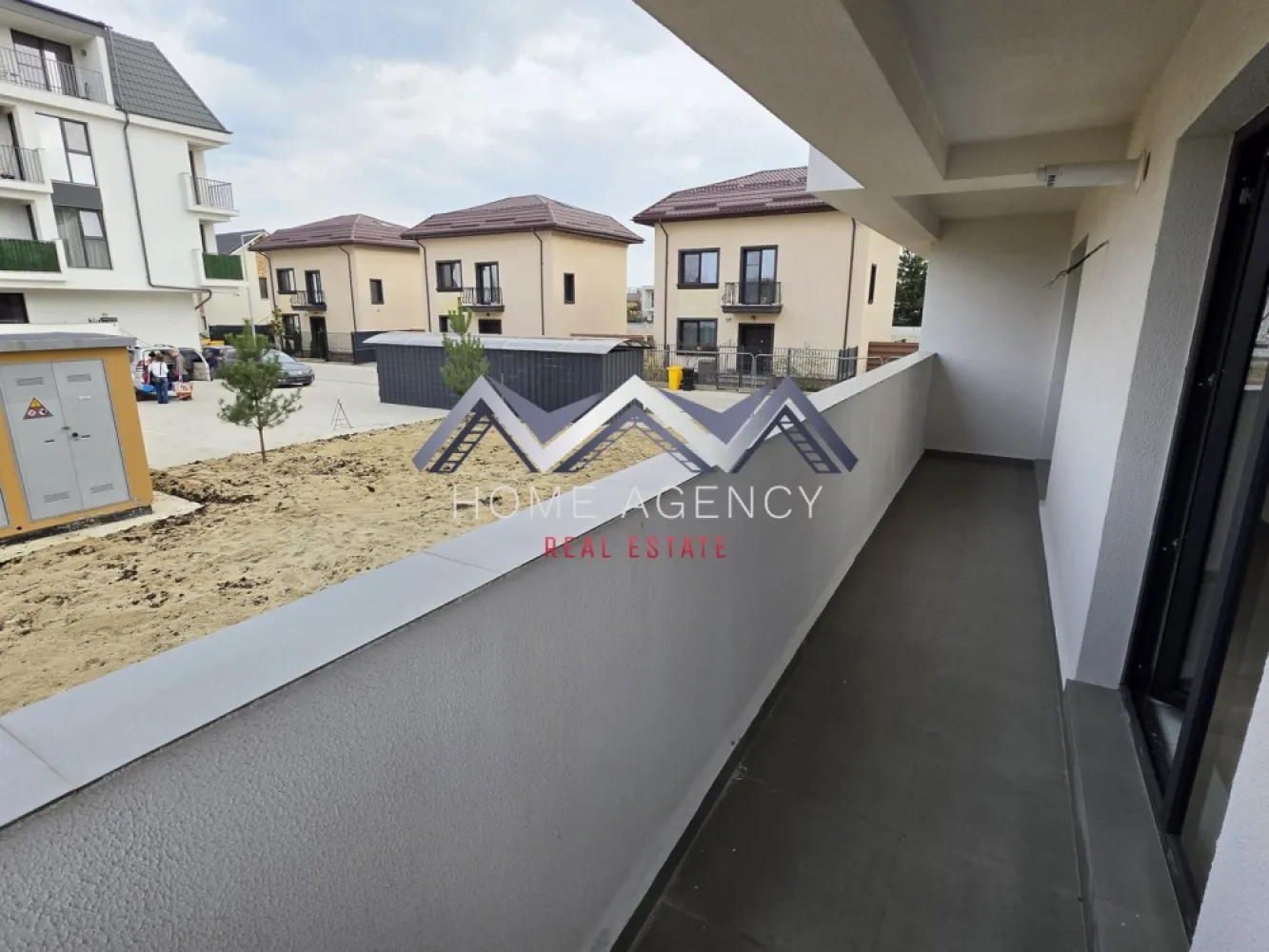 Apartament 2 camere Otopeni | parter înalt + terasă | include parcare - Achiziția se realizează direct de la dezvoltator, fără perceperea vreunui comision din partea cumpărătorului. Oferim consultanță gratuită pe întreaga durată a procesului de achiziție, asigurând suport specializat la fiecare etapă. De asemenea, la solicitare, punem la dispoziție servicii de brokeraj financiar, fără costuri suplimentare, pentru identificarea celor mai avantajoase soluții de finanțare adaptate nevoilor dumneavoastră. Vă propunem, spre vânzare, un apartament cu 2 camere modern, în suprafață utilă de 49,63 mp, situat la parter (înalt) într-un bloc nou cu regim mic de înălțime (D+P+3M), în zona centrală a orașului Otopeni, ideal pentru locuință sau ca investiție. Imobilul impresionează prin compartimentarea inteligentă. Living-ul și bucătăria open space, în suprafață de 28.23 mp utili, oferă un spațiu aerisit și luminos, perfect pentru petrecerea timpului liber, socializare sau cine cu prietenii. Zona de zi beneficiază de acces direct spre terasa de 8,49 mp, orientată spre Est, oferind lumină naturală dimineața și un spațiu plăcut pentru relaxare pe tot parcursul zilei. Dormitorul este foarte confortabil, intim și luminos, având acces spre terasă de asemenea, ceea ce creează un flux natural între spațiul interior și cel exterior. Holul de acces este foarte generos și permite amenajarea unor spații de depozitare suplimentare, inclusiv un dressing practic, pentru o organizare eficientă a locuinței. Baia este modernă, cu duș walk-in și fereastră, oferind confort și funcționalitate, cu un design care maximizează lumina naturală. Apartamentul se predă complet finisat, cu parchet, gresie, faianță și baie utilată, gata pentru a fi personalizat după gustul viitorului proprietar. Confortul termic este asigurat de centrală proprie și încălzire prin pardoseală, o soluție modernă ce distribuie căldura uniform și contribuie la reducerea costurilor de întreținere. Imobilul este racordat la toate utilitățile publice – apă, gaze, electricitate și canalizare. Poziționarea este excelentă: apartamentul se află aproape de piață, supermarketuri, restaurante, farmacii și școală, iar transportul public este la câțiva pași. Accesul către DN1, Centura București și Aeroportul Henri Coandă este rapid și facil. În viitor, zona va fi deservită și de stația de metrou, ceea ce crește valoarea investiției și confortul locuirii. Prețul afișat este final, include TVA și un loc de parcare dedicat. Pozele sunt reale. 📞 Programează acum o vizionare! }}